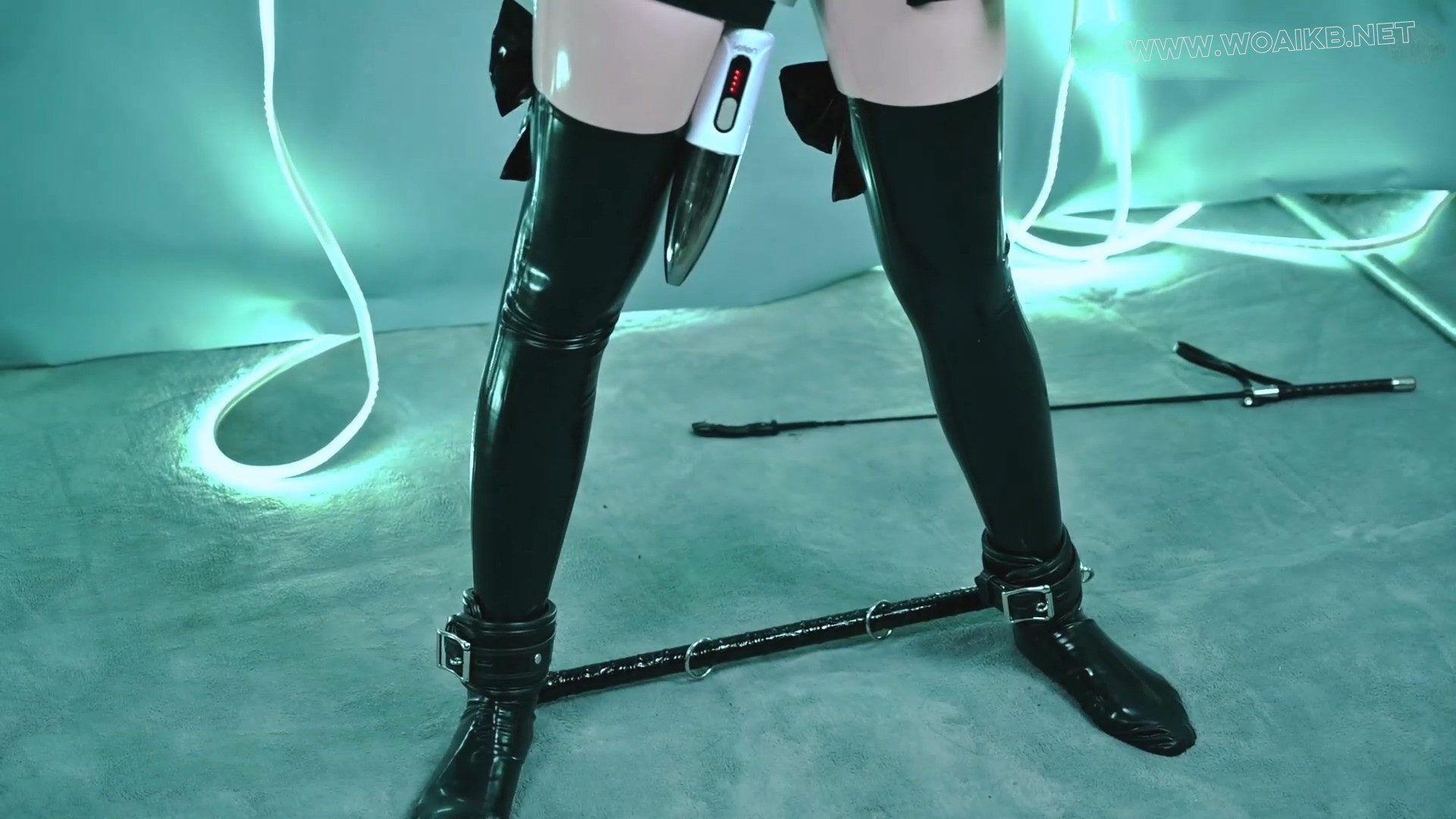百合胶衣女仆的双棒强膏与呼吸头套游戏 乳胶 胶衣 百合 女虐女 女仆 捆绑 呼吸头套 预览图