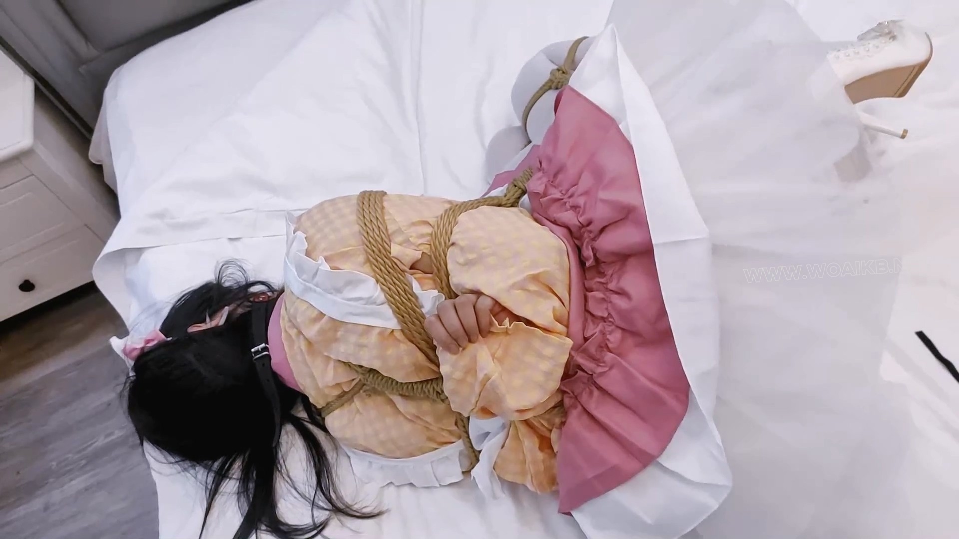 《甜妹故事汇》-第十六集-软萌女仆装被日式紧缚+蟹缚+M开腿缚+开口器+棒棒刺激+乳 预览图