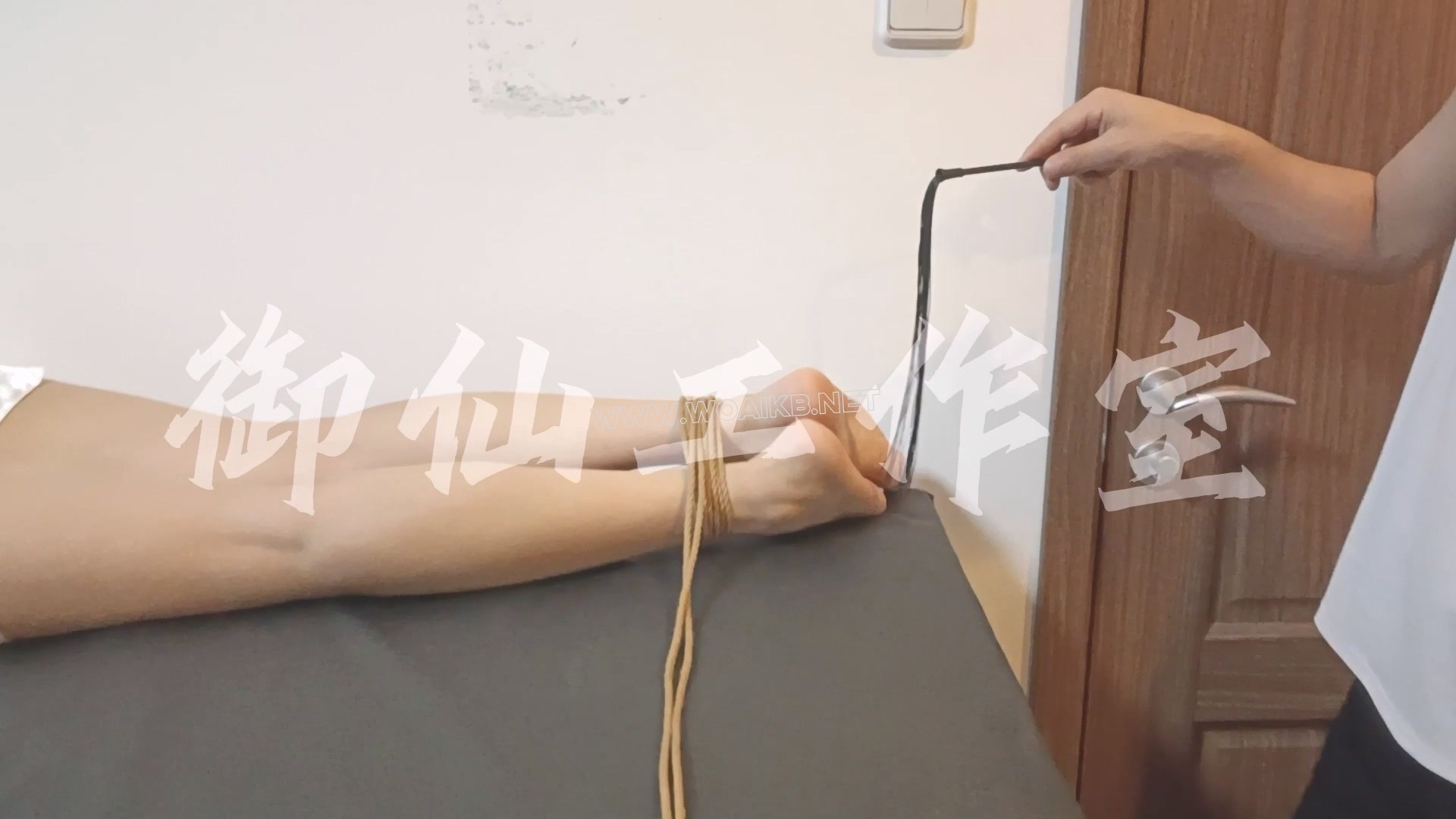 狗笼式捆绑，湿身诱惑！ 预览图