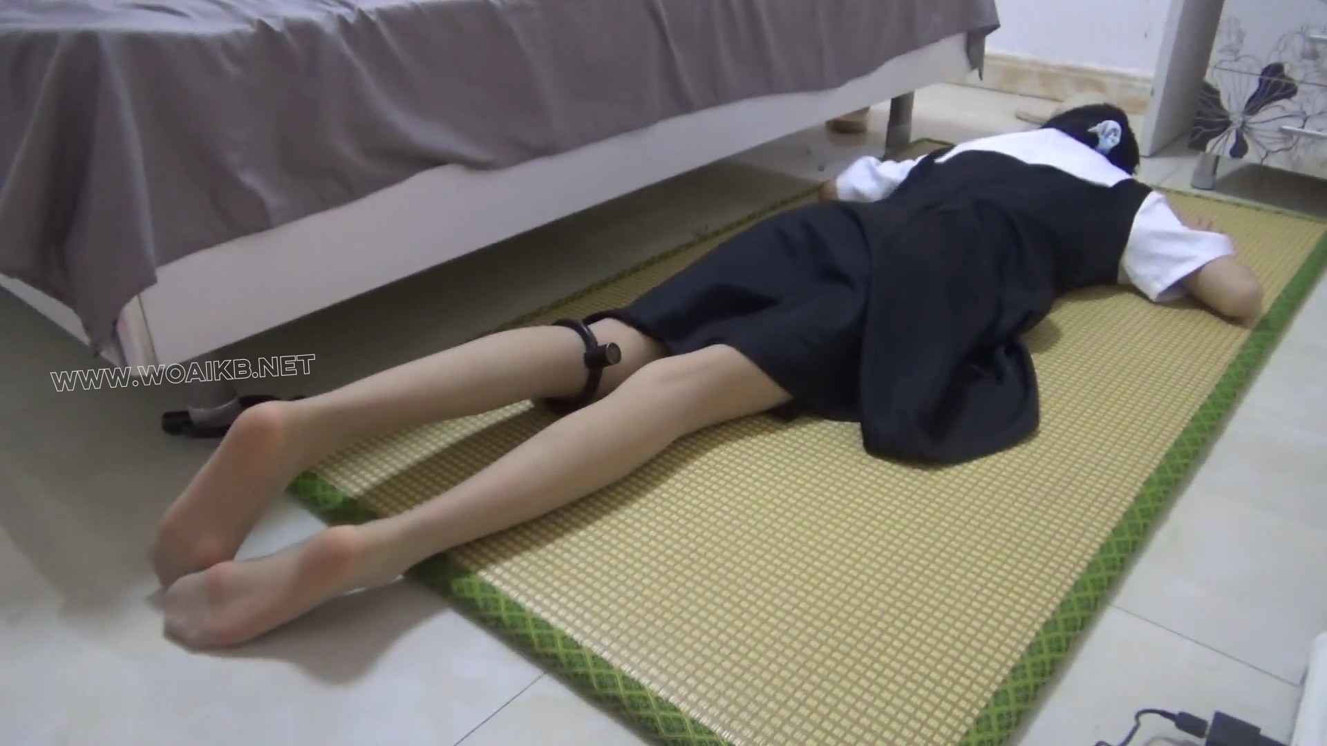 【红豆】定拍 剧情片 被尾随抓住并玩JIO的女孩 脚踝足控福利 预览图