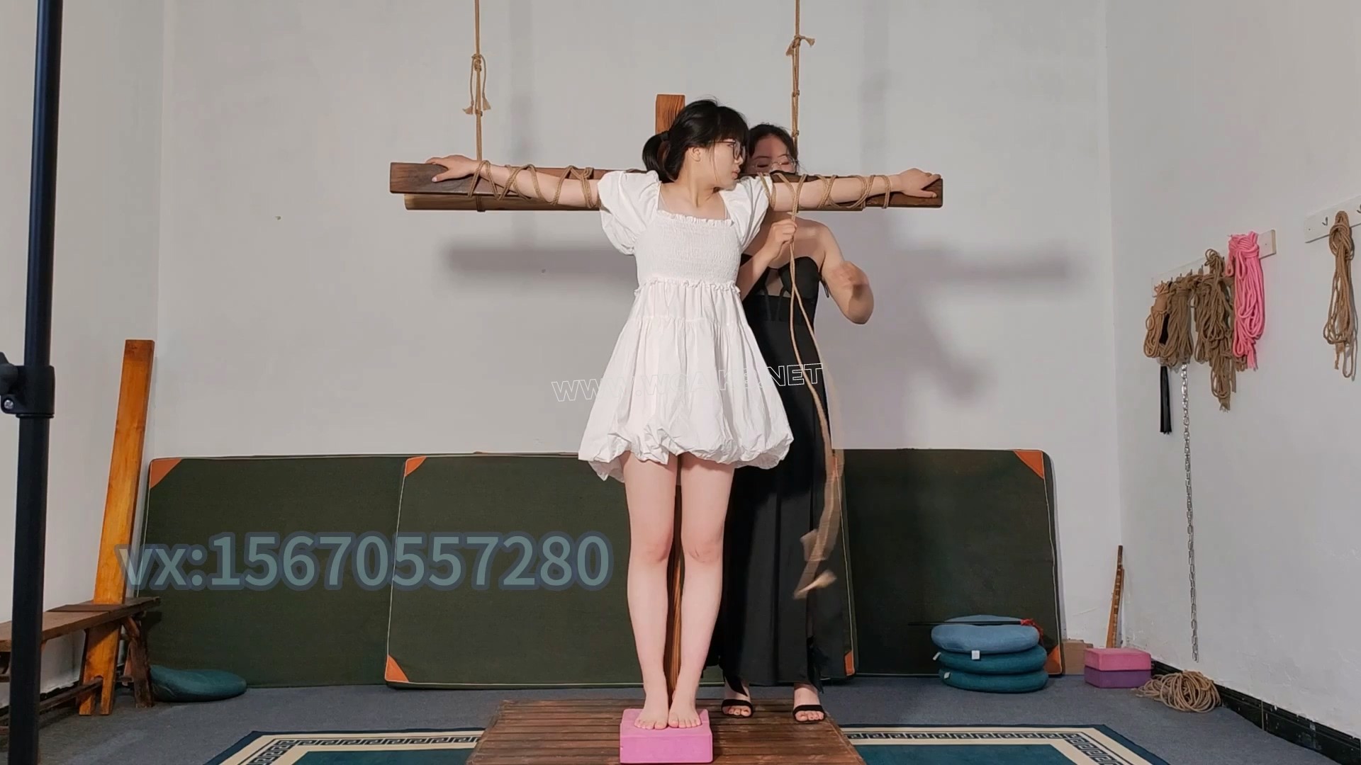 18岁女高中生十字架捆绑，捆绑，挠痒，玩弄，g潮 预览图