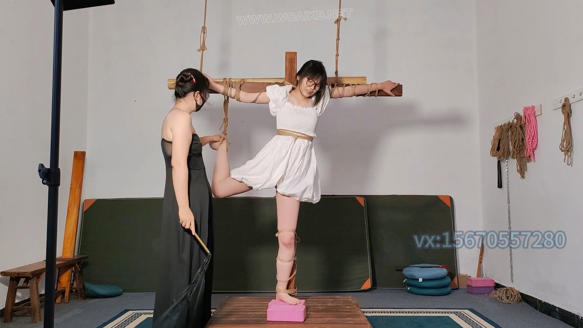 18岁女高中生十字架捆绑，捆绑，挠痒，玩弄，g潮 预览图