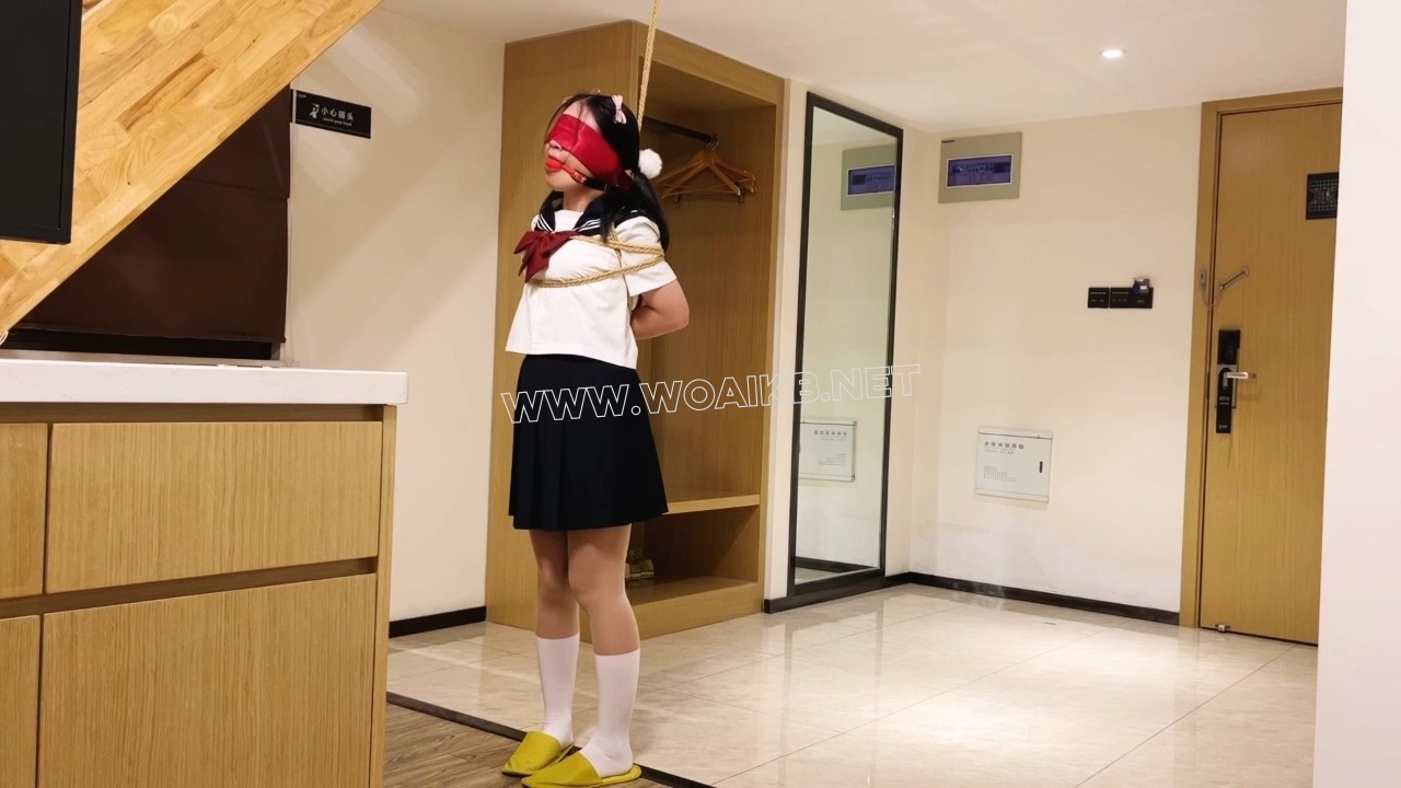 【臭脚妹妹】【白丝】【TD】【吊缚】【放置】【口球】【挣扎】 预览图