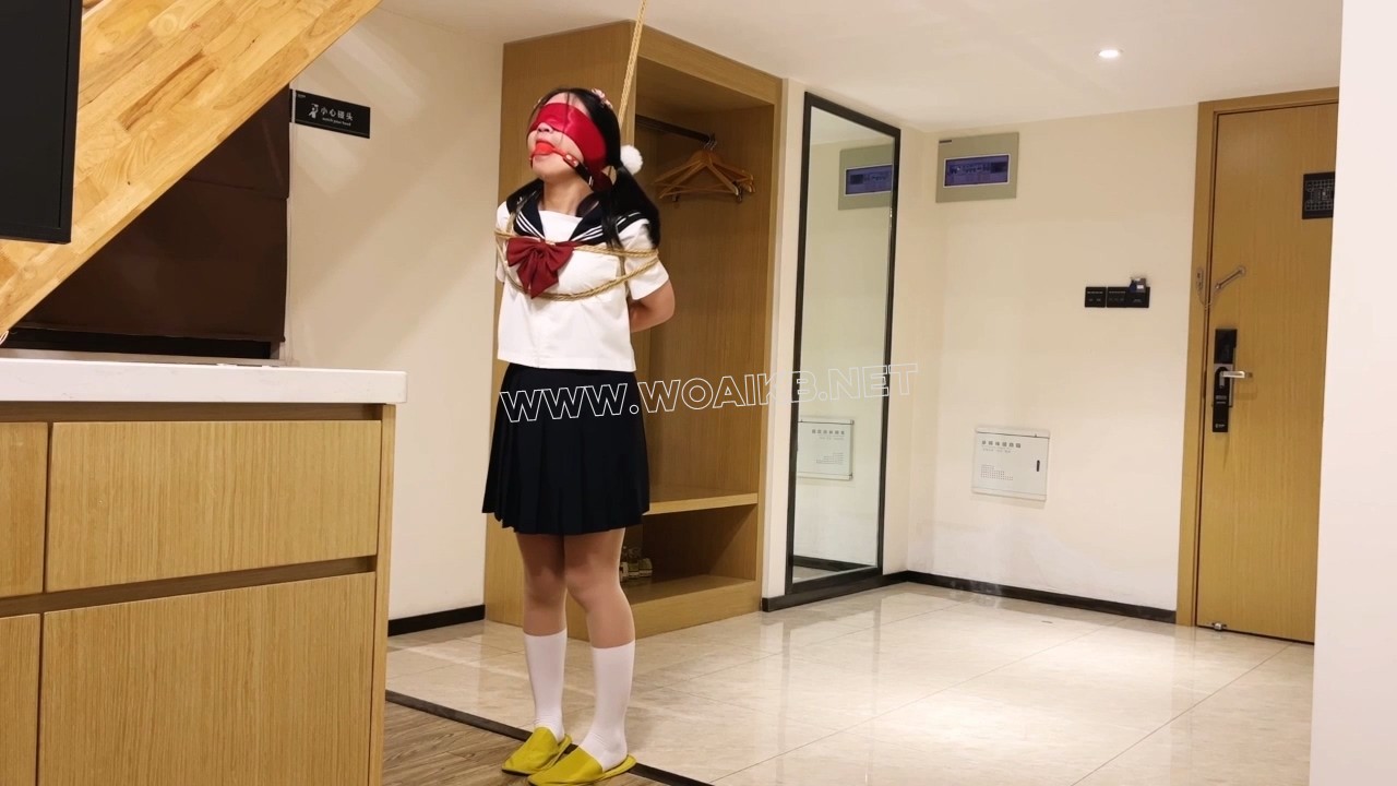 【臭脚妹妹】【白丝】【TD】【吊缚】【放置】【口球】【挣扎】 预览图