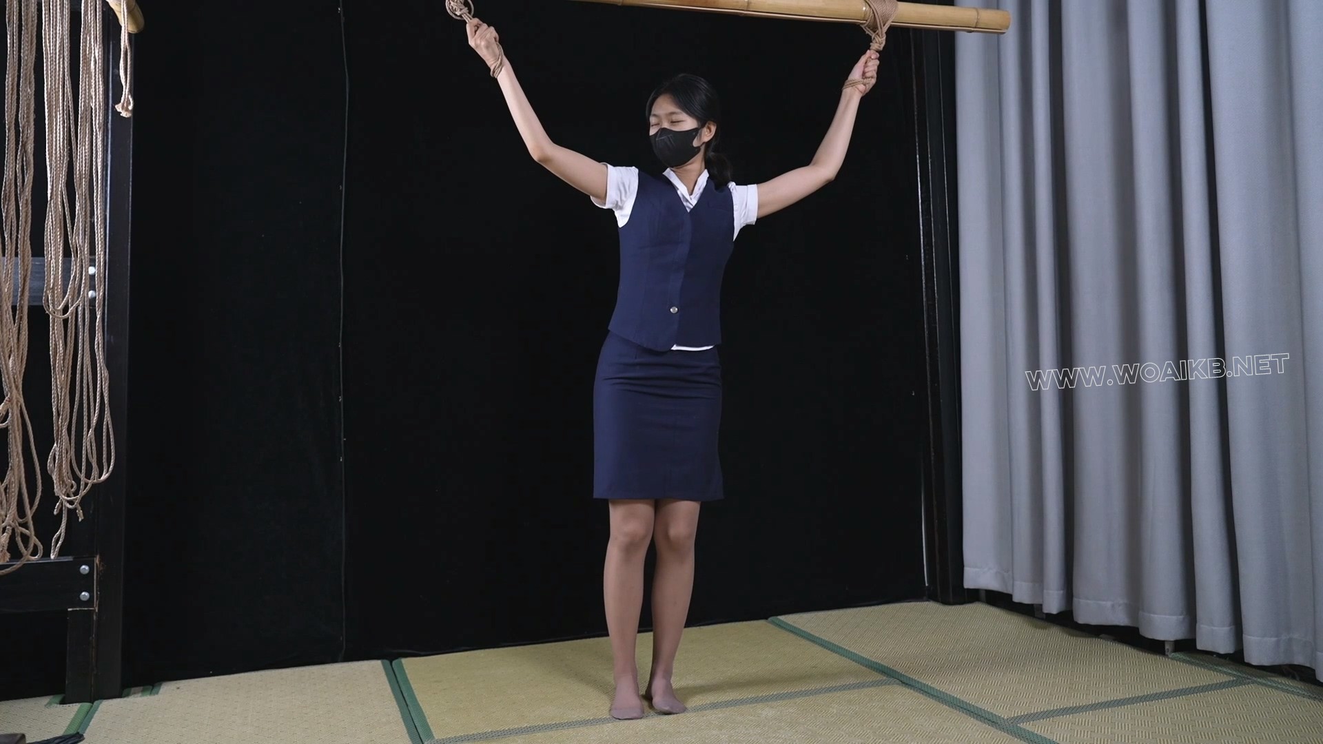 猫猫 嗷嗷-空姐制服，咖色丝袜猫猫，大字站立捆绑，被嗷嗷各种咸猪手摸摸。 预览图
