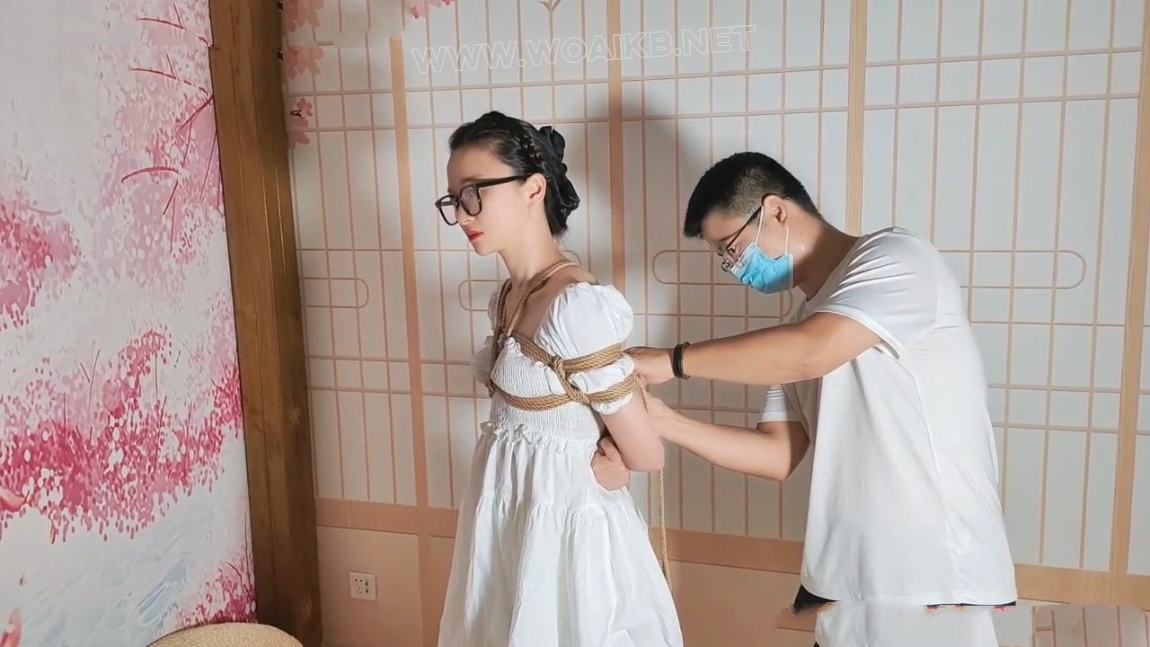 纯情女教师不为人知的一面 超高颜值平时从来没有这么穿过 展示穿着小白袜的美腿 预览图