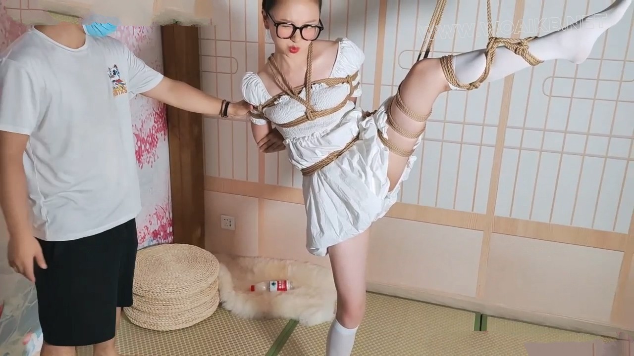 纯情女教师不为人知的一面 超高颜值平时从来没有这么穿过 展示穿着小白袜的美腿 预览图