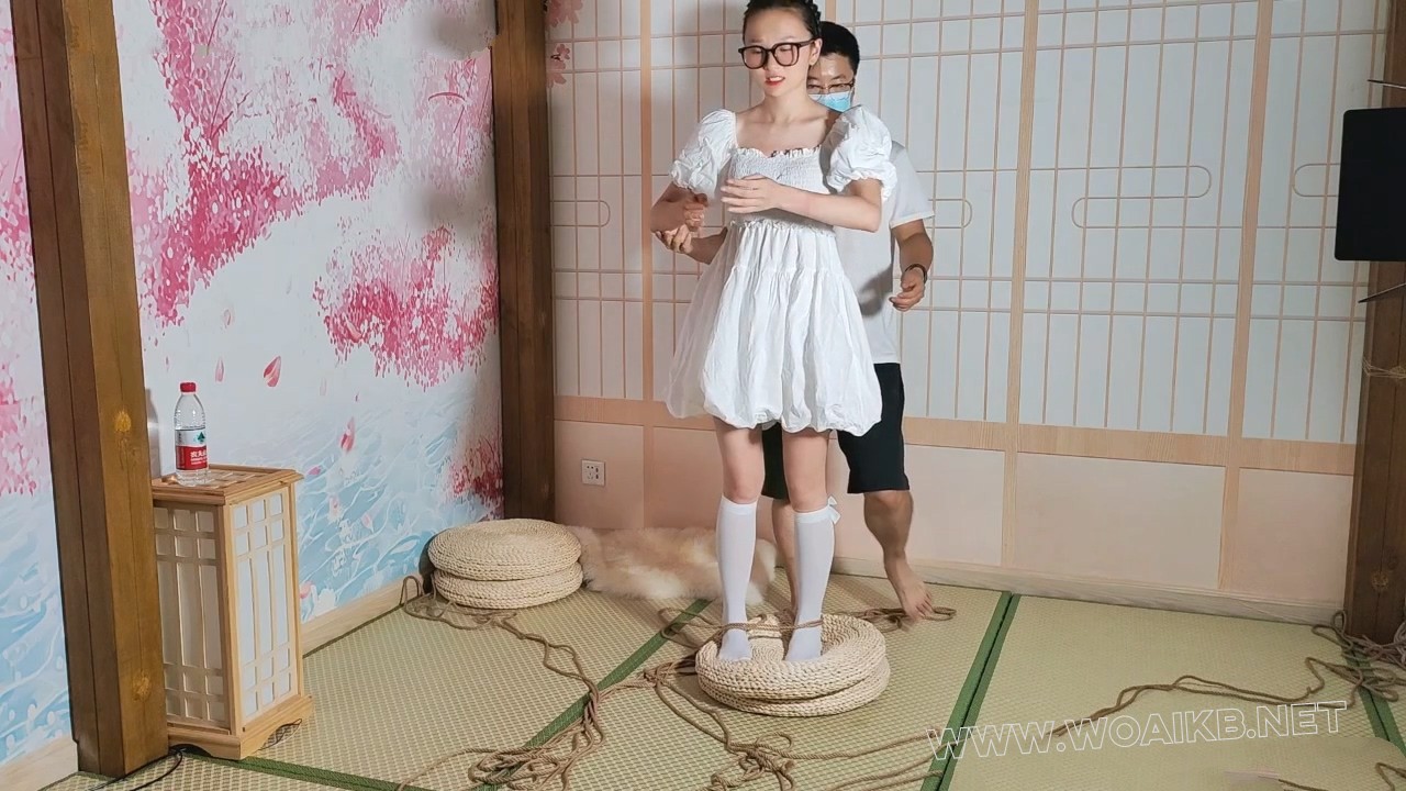 纯情女教师不为人知的一面 超高颜值平时从来没有这么穿过 展示穿着小白袜的美腿 预览图