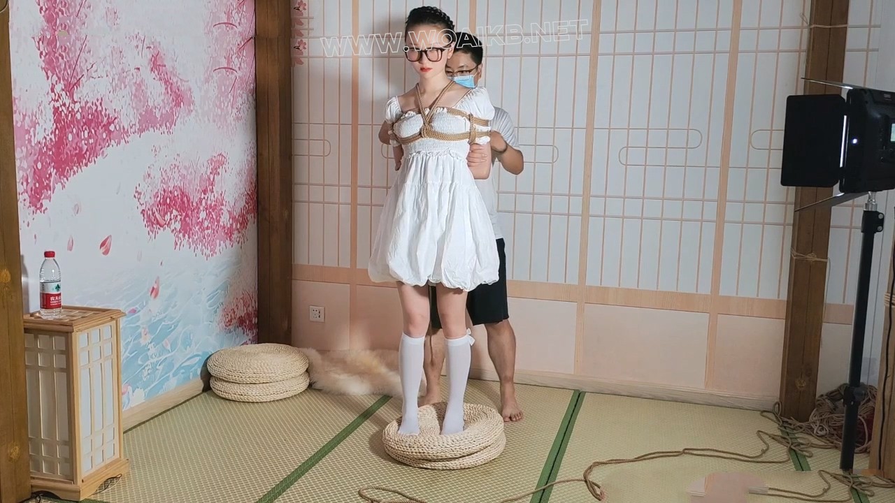 纯情女教师不为人知的一面 超高颜值平时从来没有这么穿过 展示穿着小白袜的美腿 预览图