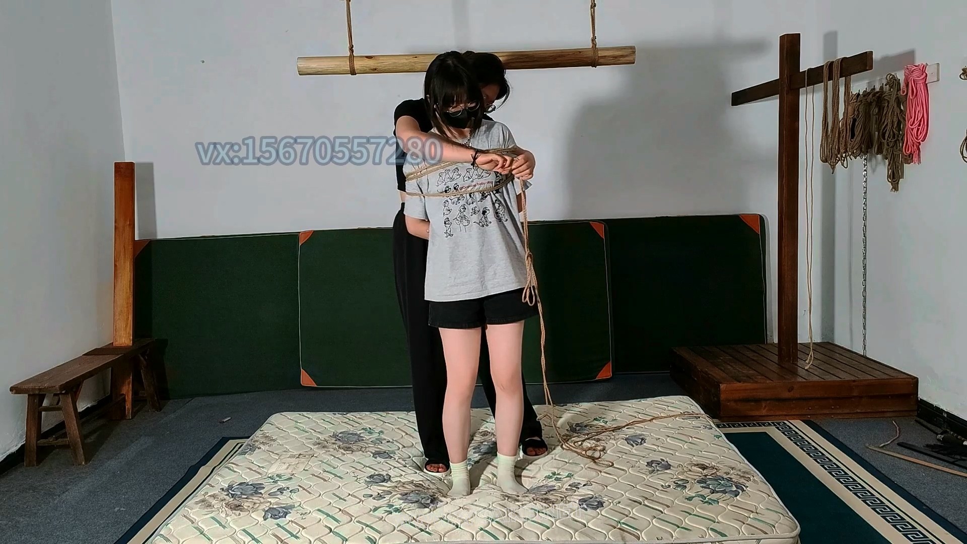 十八岁女高中生被捆绑后感受各种工具的玩脚，挠脚心，痛苦与快乐并存的GC，迎接GC 预览图