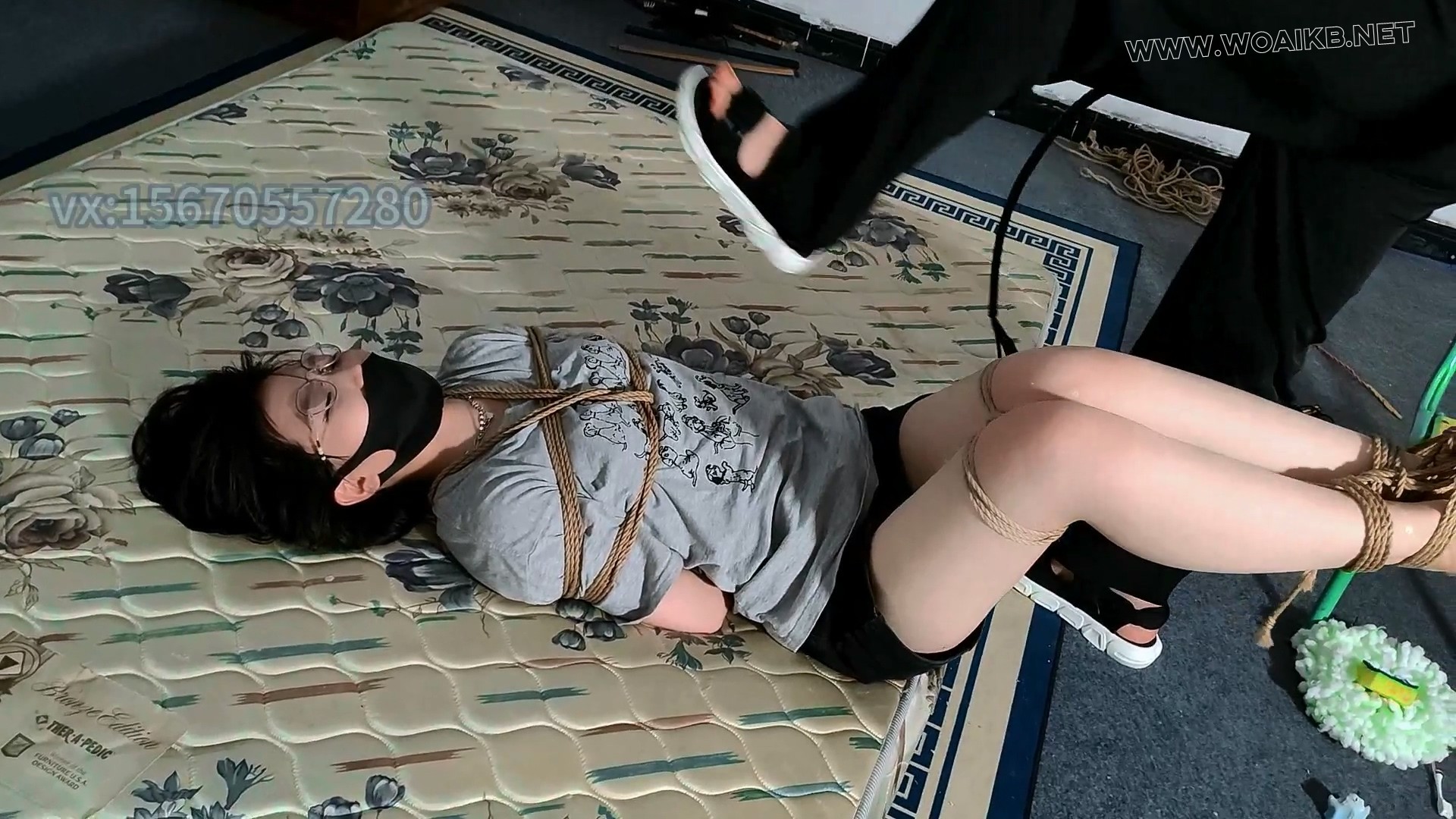 十八岁女高中生被捆绑后感受各种工具的玩脚，挠脚心，痛苦与快乐并存的GC，迎接GC 预览图