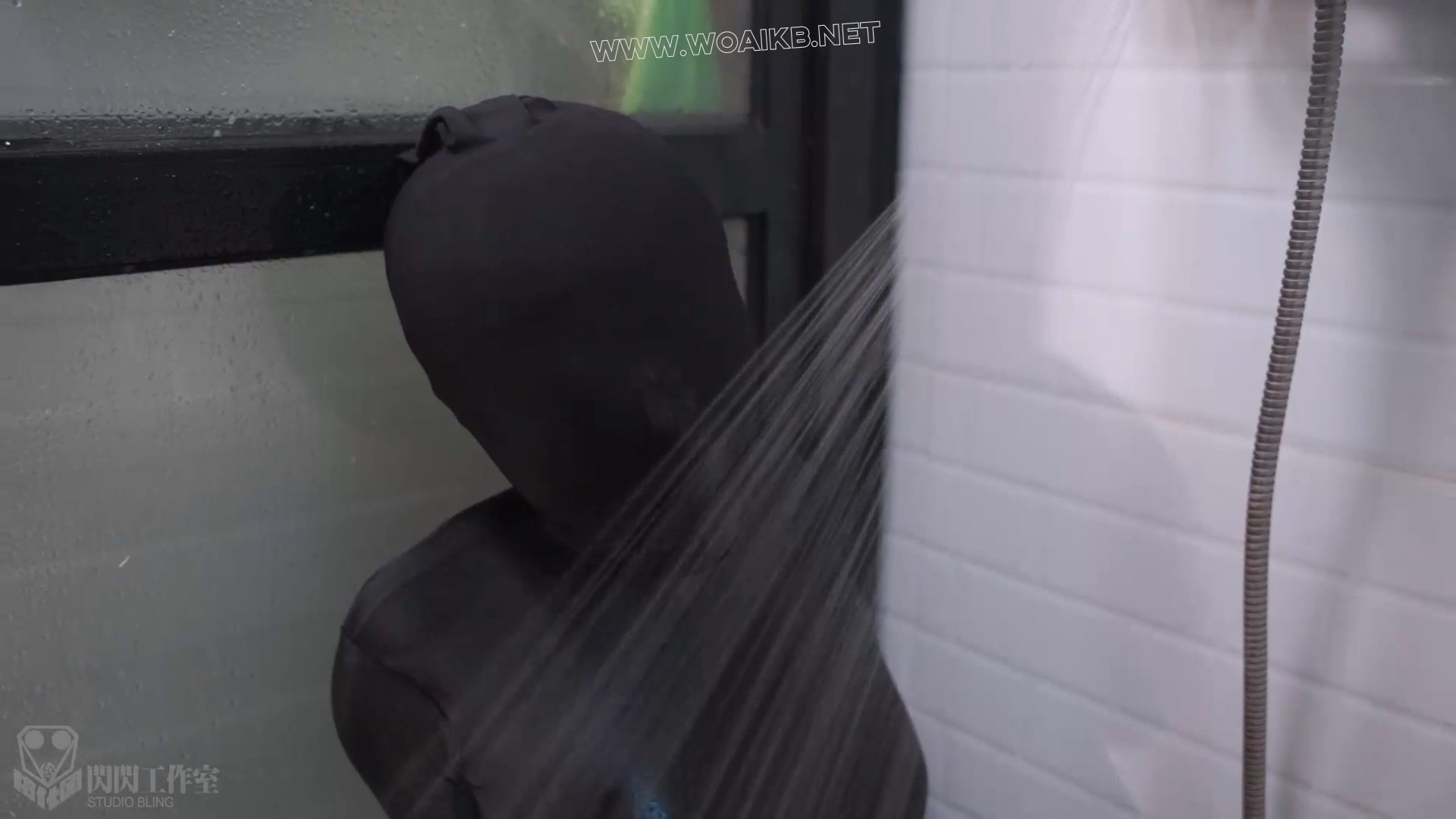 重责水刑！双层丝袜和紧身头套覆盖淋水浸水，每一下呼吸都带着水分子的震动 预览图