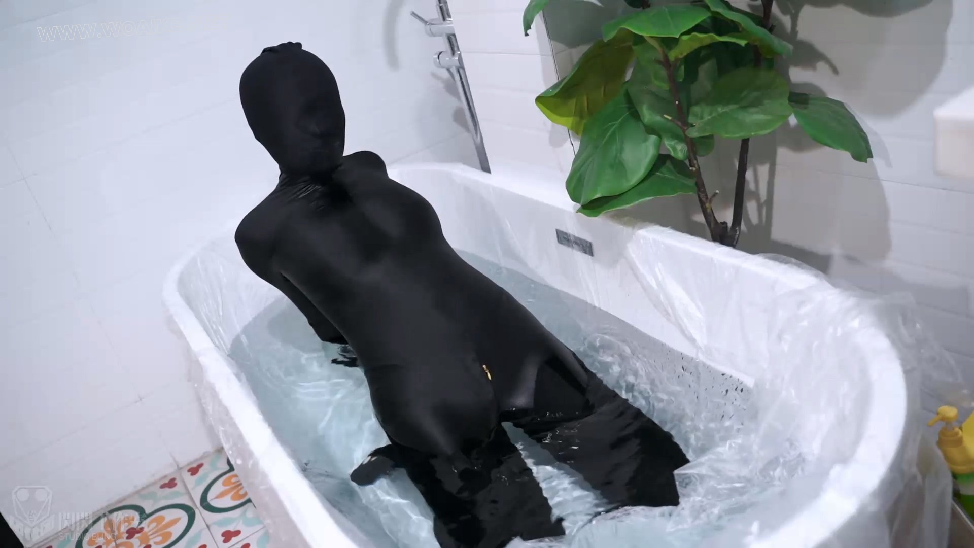 重责水刑！双层丝袜和紧身头套覆盖淋水浸水，每一下呼吸都带着水分子的震动 预览图