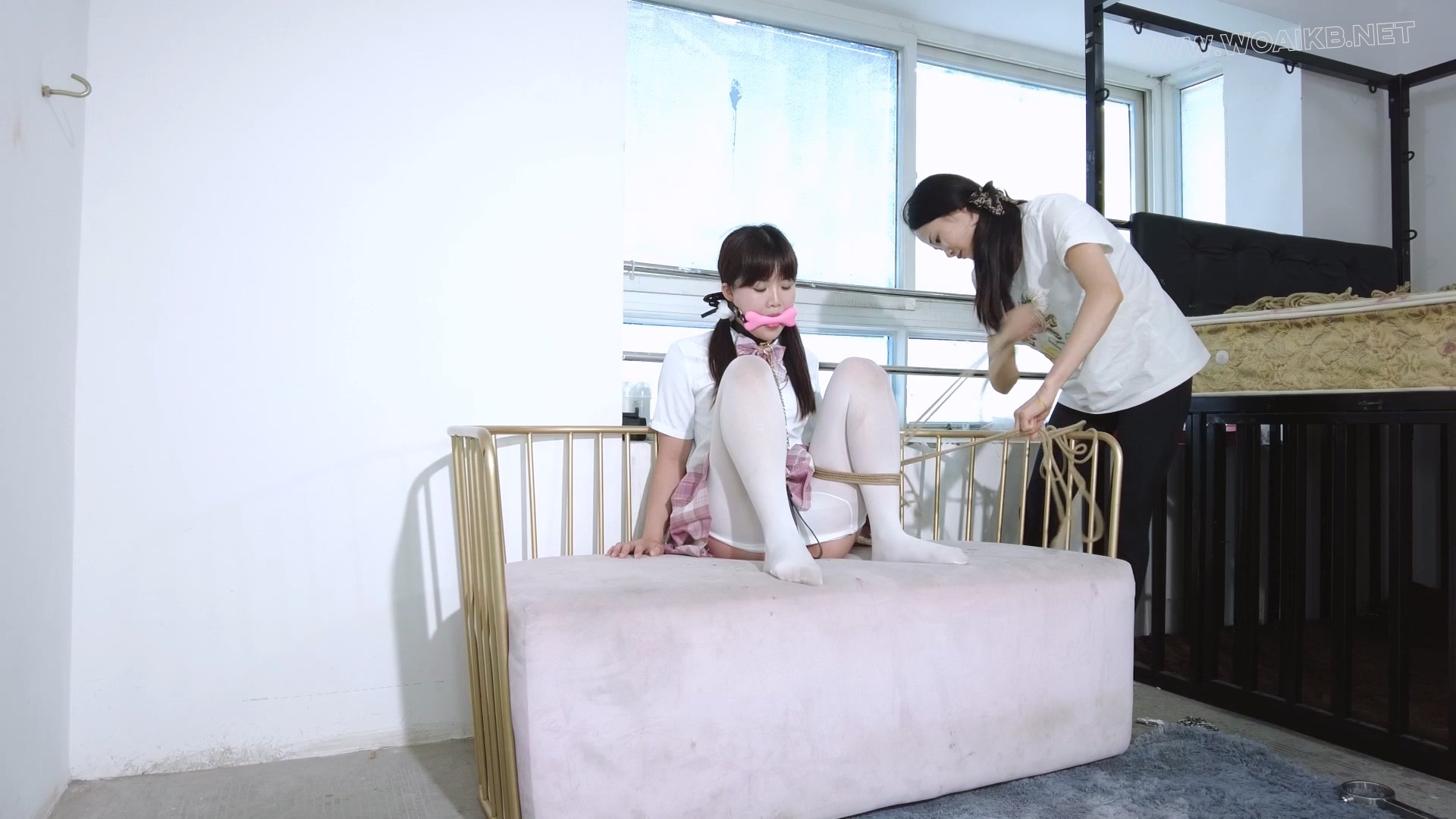 《被姐姐囚禁惩罚的妹妹》 妹妹被姐姐M腿捆绑在椅子上固定TK下腋白丝脚心！带上骨 预览图