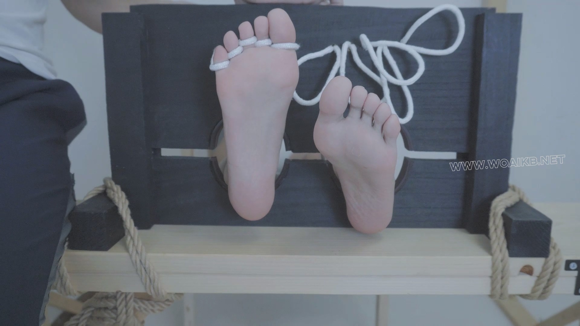 美少女玉足捆绑脚枷挠痒TK 预览图