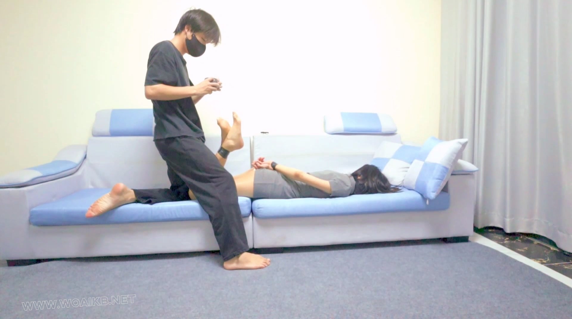 《放学日记》独居女孩遭劫匪，自救无用被紧紧束缚肌肉胶带封嘴，塞玩具口球，女孩 预览图