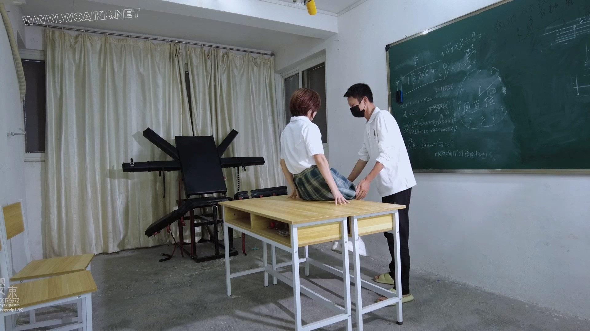 《同学间的小秘密》 男同学诱惑女同学玩sm在教室将她M腿捆绑在课桌上玩手指消失术… 封面图