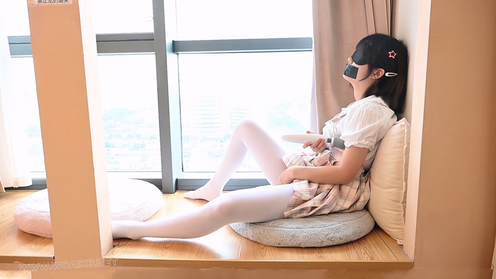 白丝少女飘窗TJ游戏 预览图