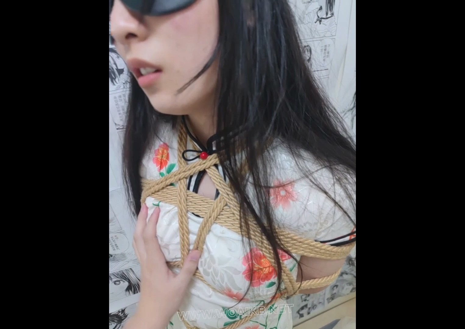 《旗袍白丝tj》抚摸下面，揉捏熊，股绳，挠痒，sp 预览图