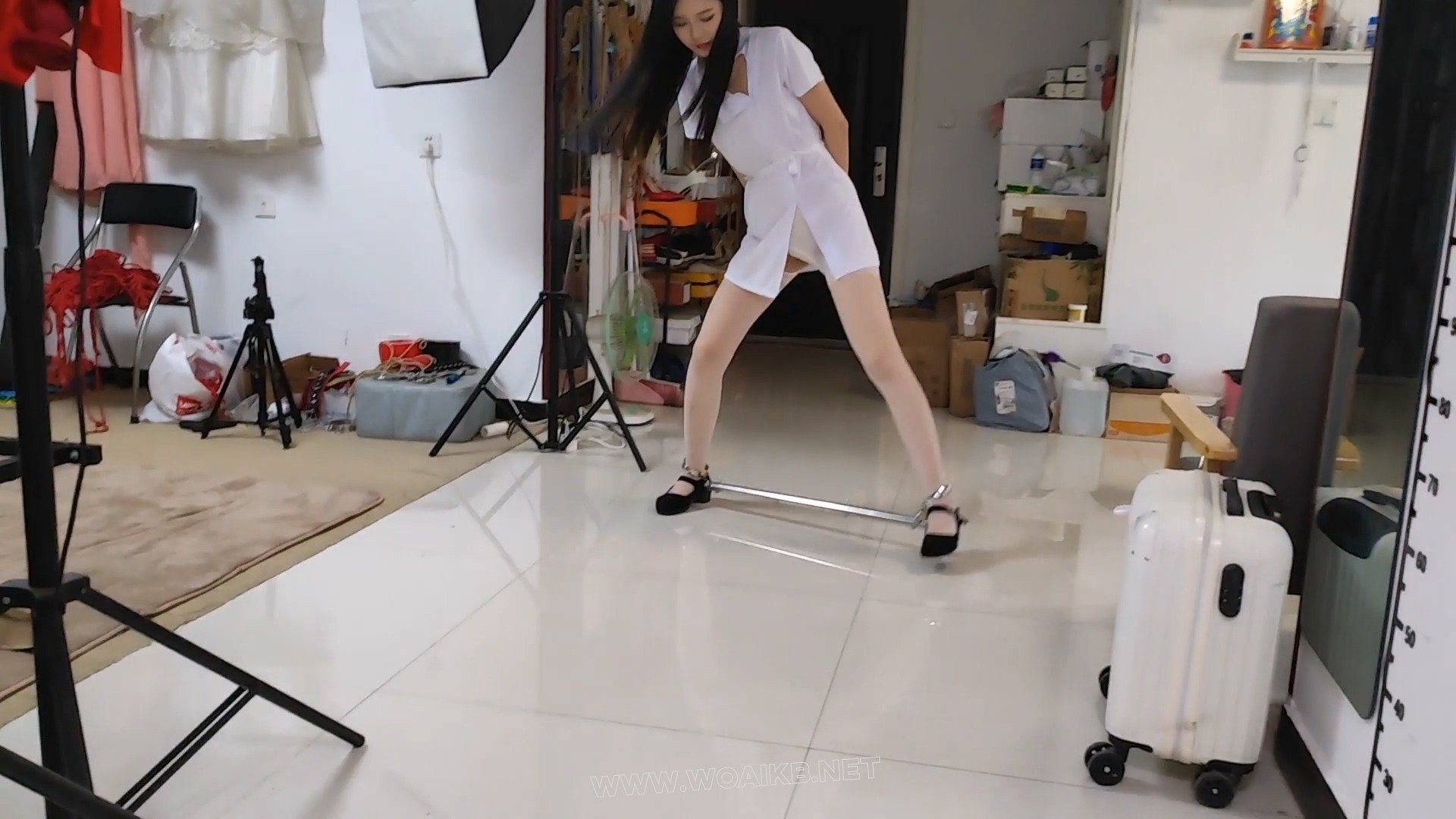 江奈白护服 分腿走 预览图