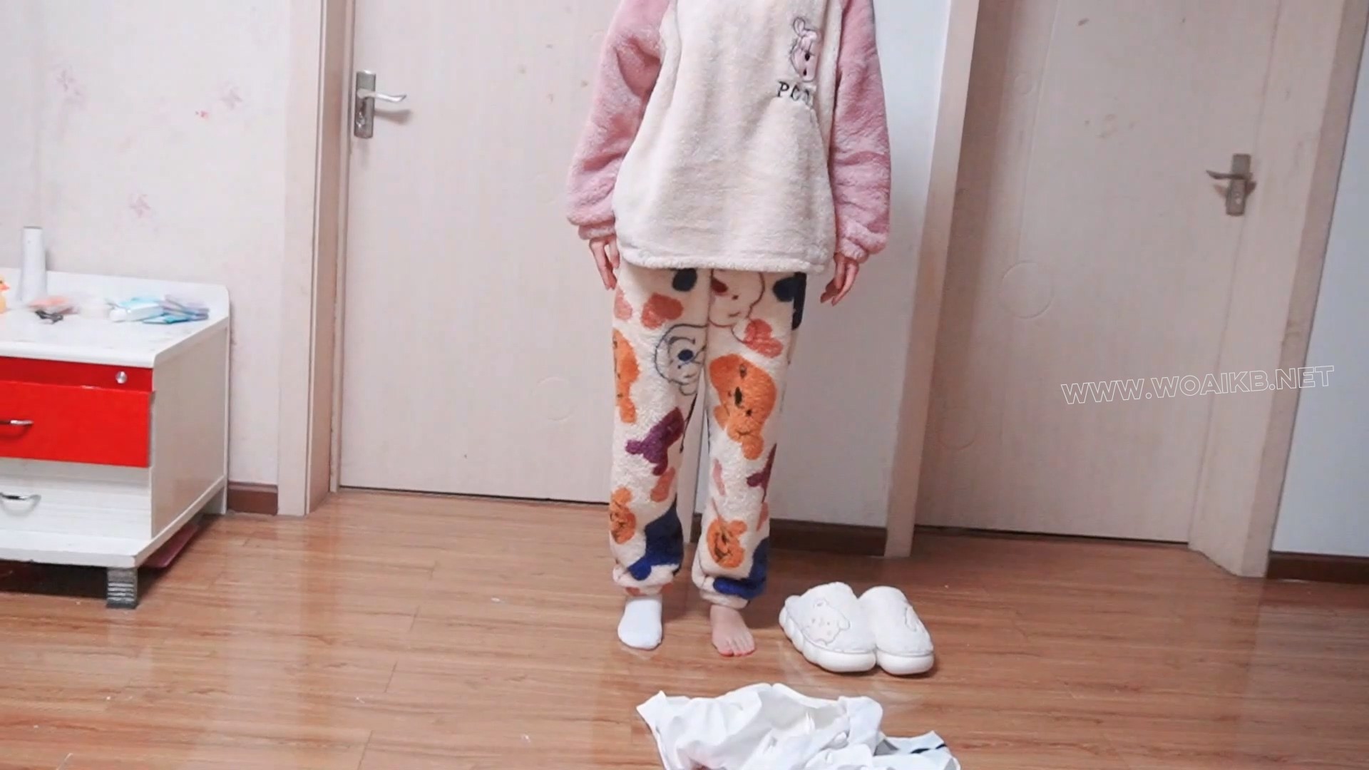 少女被命令脱衣服换上情趣装，脱下袜子塞嘴里并用胶带封嘴，戴上项圈爬行后被命令强高 预览图