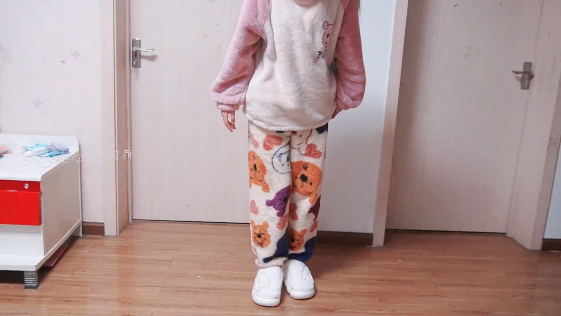 少女被命令脱衣服换上情趣装，脱下袜子塞嘴里并用胶带封嘴，戴上项圈爬行后被命令强高 封面图