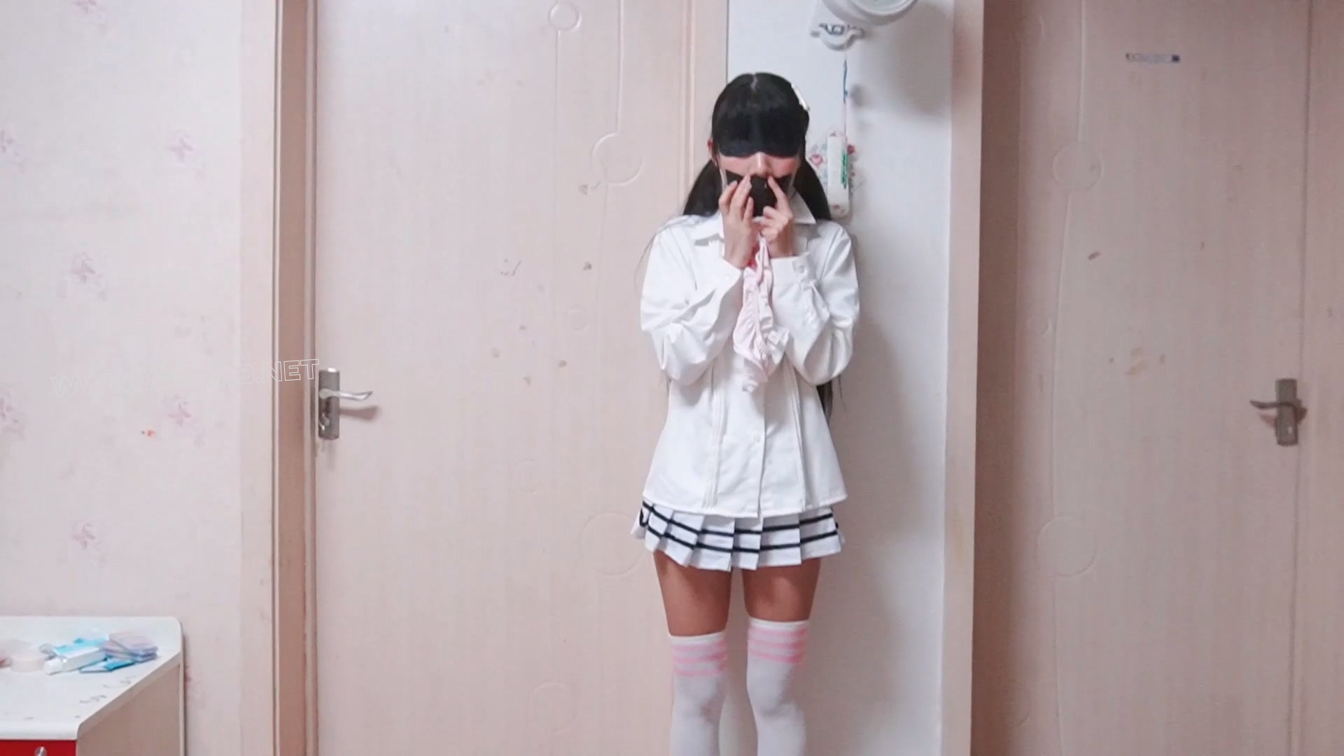 少女被命令脱衣服换上情趣装，脱下袜子塞嘴里并用胶带封嘴，戴上项圈爬行后被命令强高 预览图