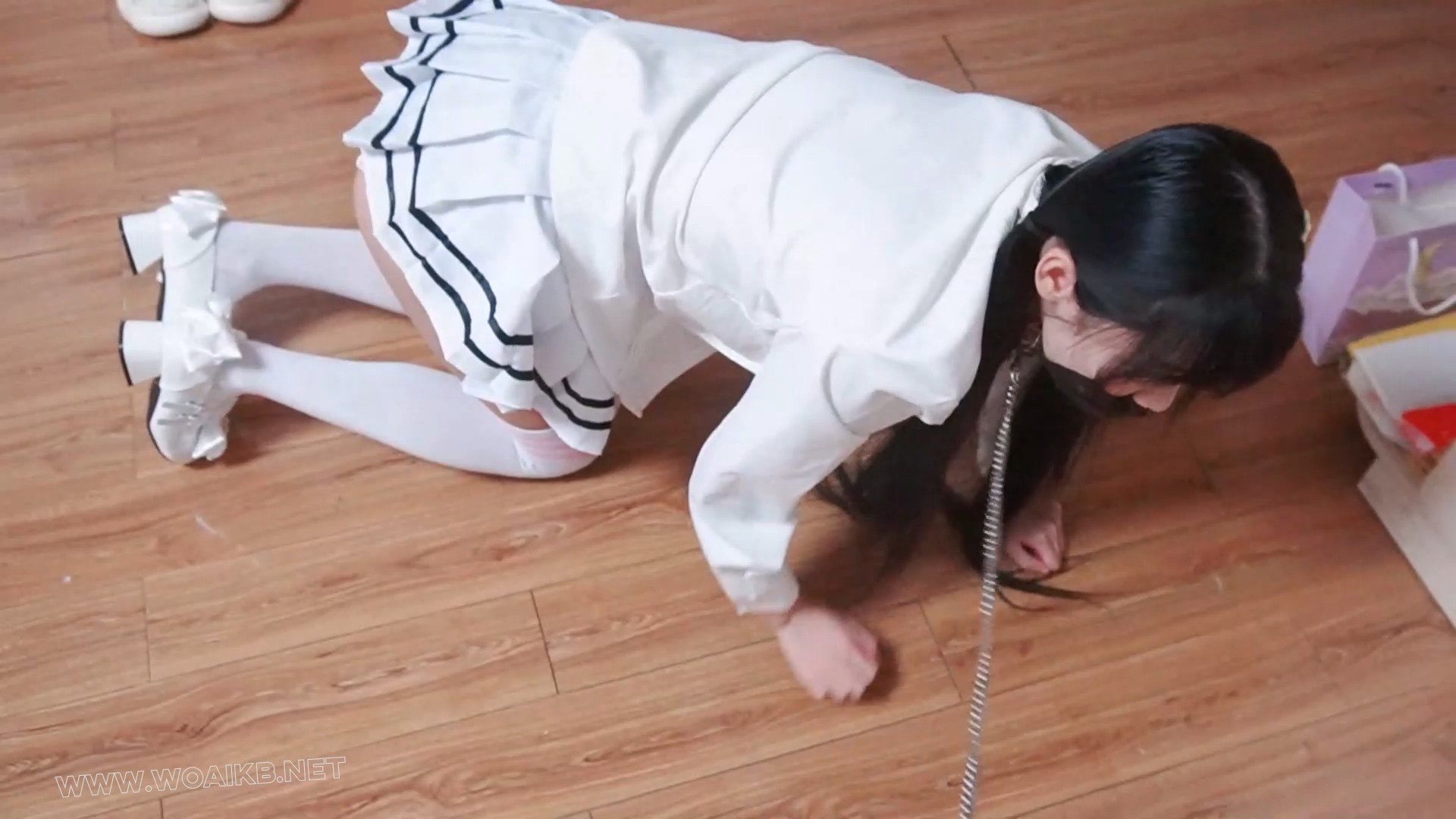 少女被命令脱衣服换上情趣装，脱下袜子塞嘴里并用胶带封嘴，戴上项圈爬行后被命令强高 预览图