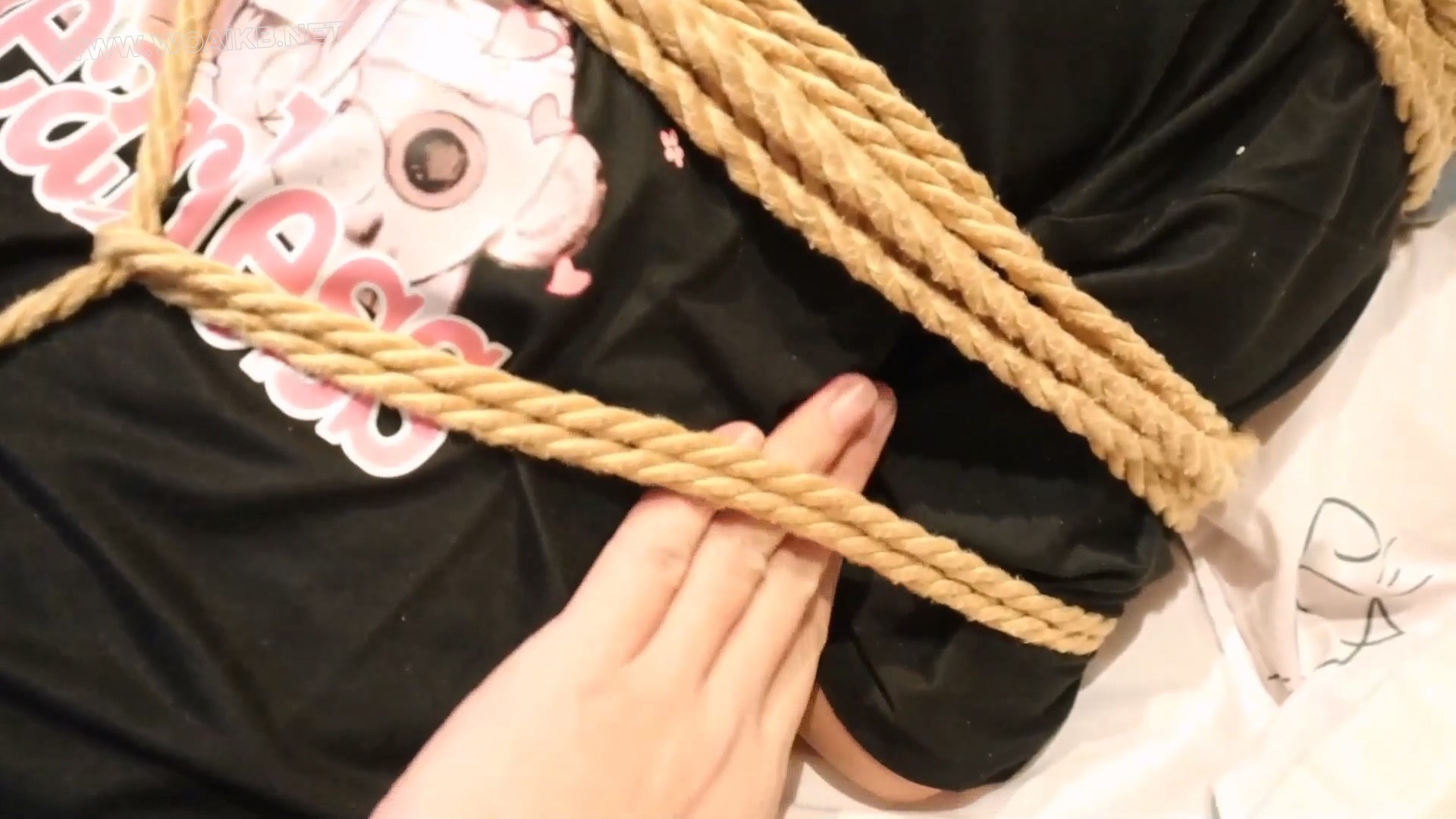 这不是双马尾萝莉，而是双马尾御姐，把御姐摸挠亲出感觉后却不给她 等发情的呻吟后 预览图