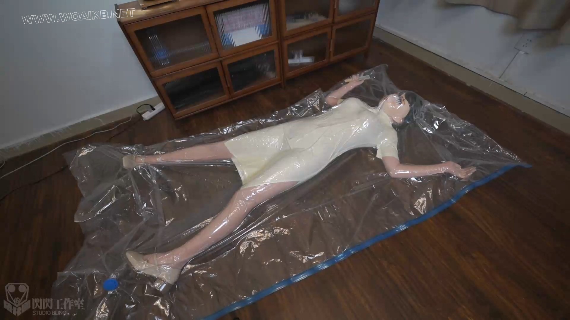 中秋的旗袍小姐姐进行万物皆可真空压缩试炼 六次的抽气虚脱头痛出现幻觉 预览图