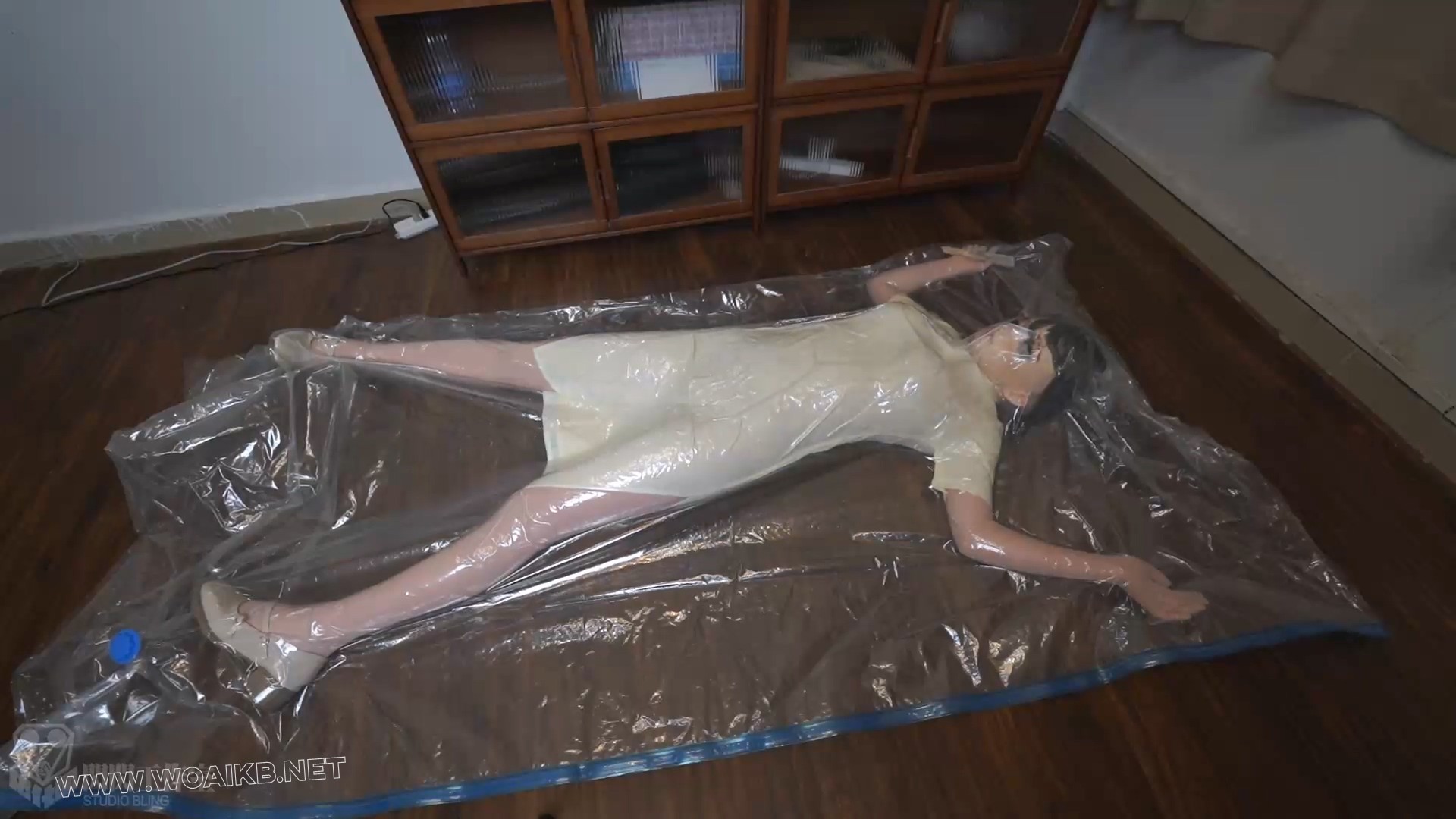 中秋的旗袍小姐姐进行万物皆可真空压缩试炼 六次的抽气虚脱头痛出现幻觉 预览图