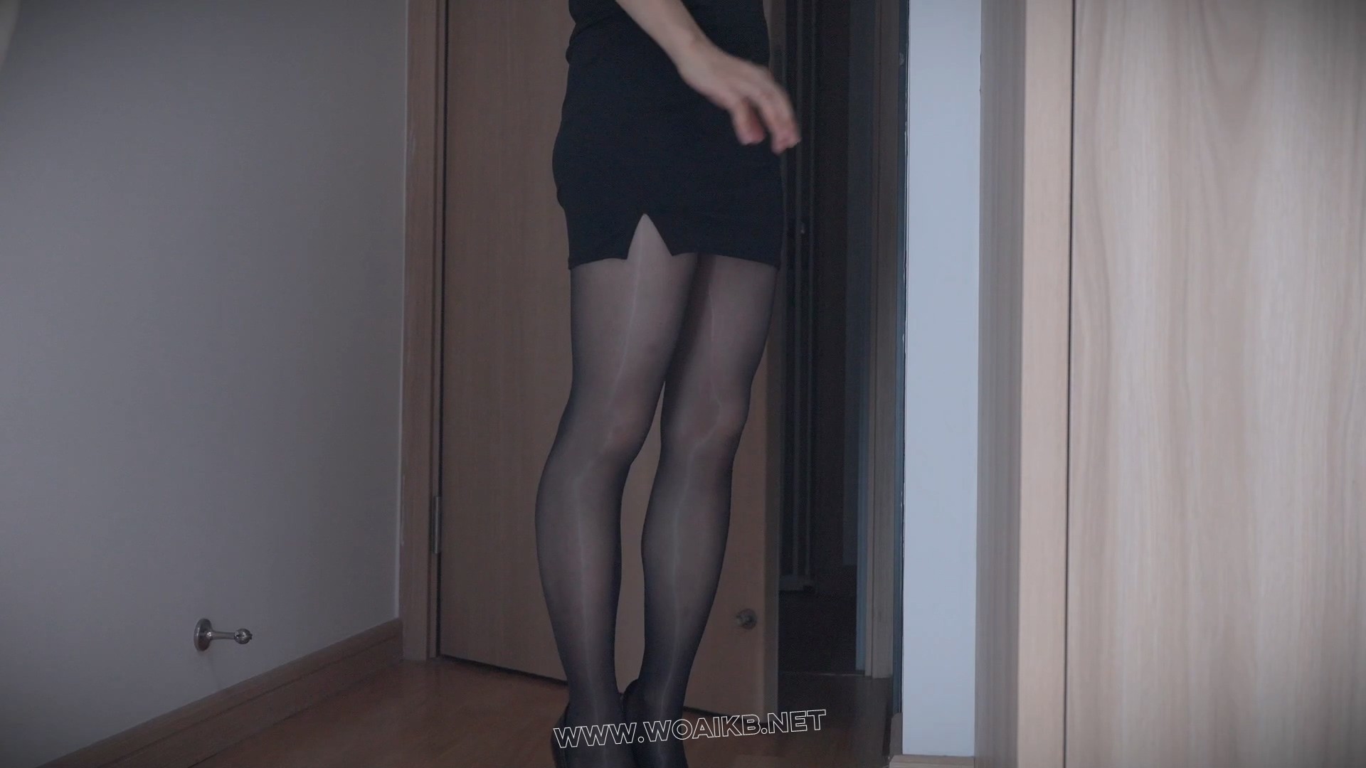 《白领的自缚恶梦》女白领下班后玩自缚，边绑边摸，揉得敏感区骚动不已，玩得正嗨 预览图