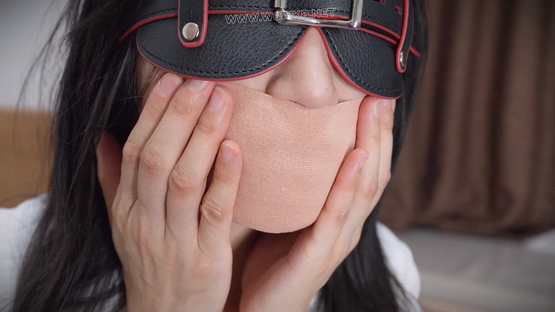 《白领的自缚恶梦》女白领下班后玩自缚，边绑边摸，揉得敏感区骚动不已，玩得正嗨 预览图