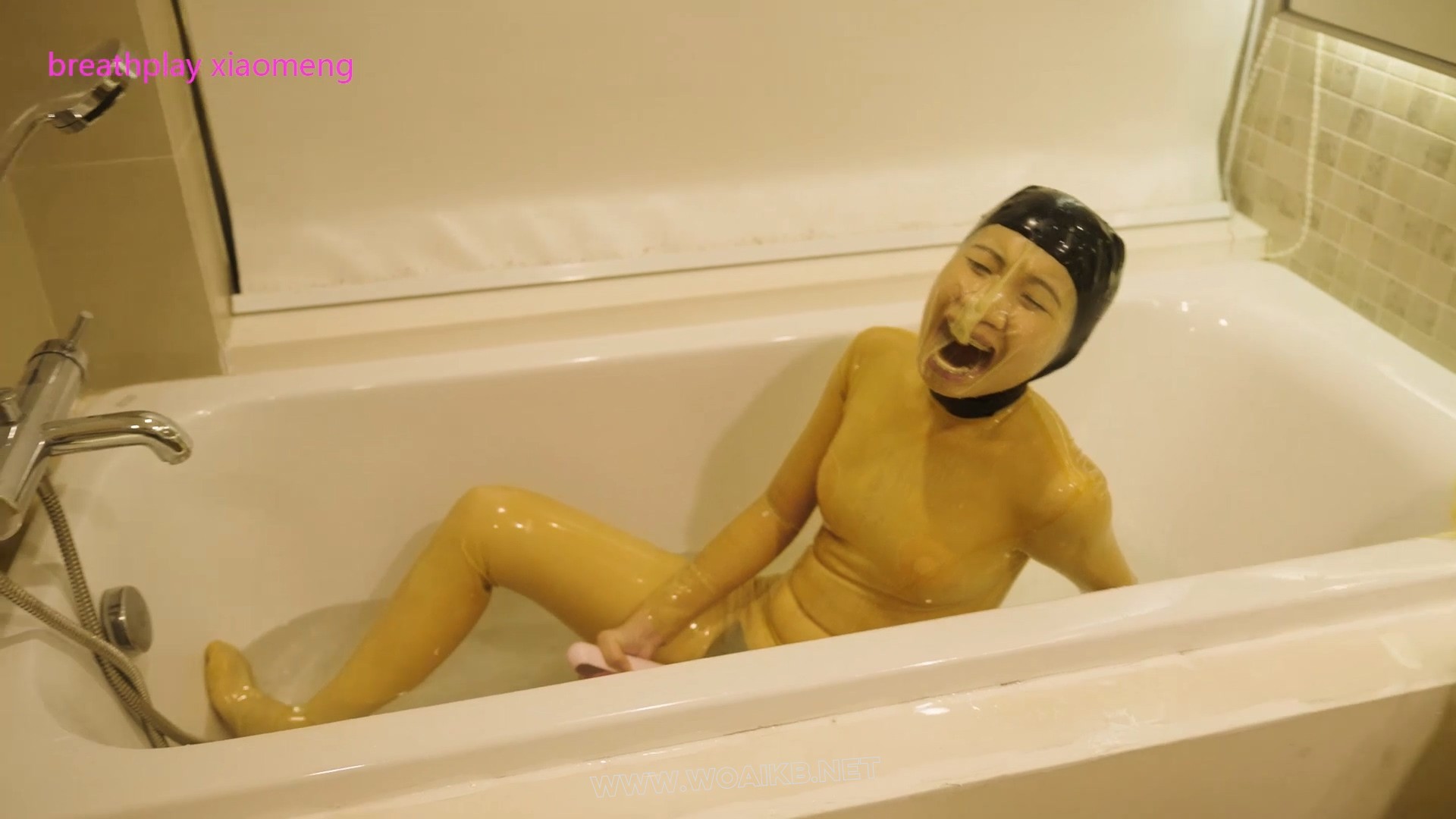 定拍cos粘液与乳胶头套闷绝浴室淋水 预览图