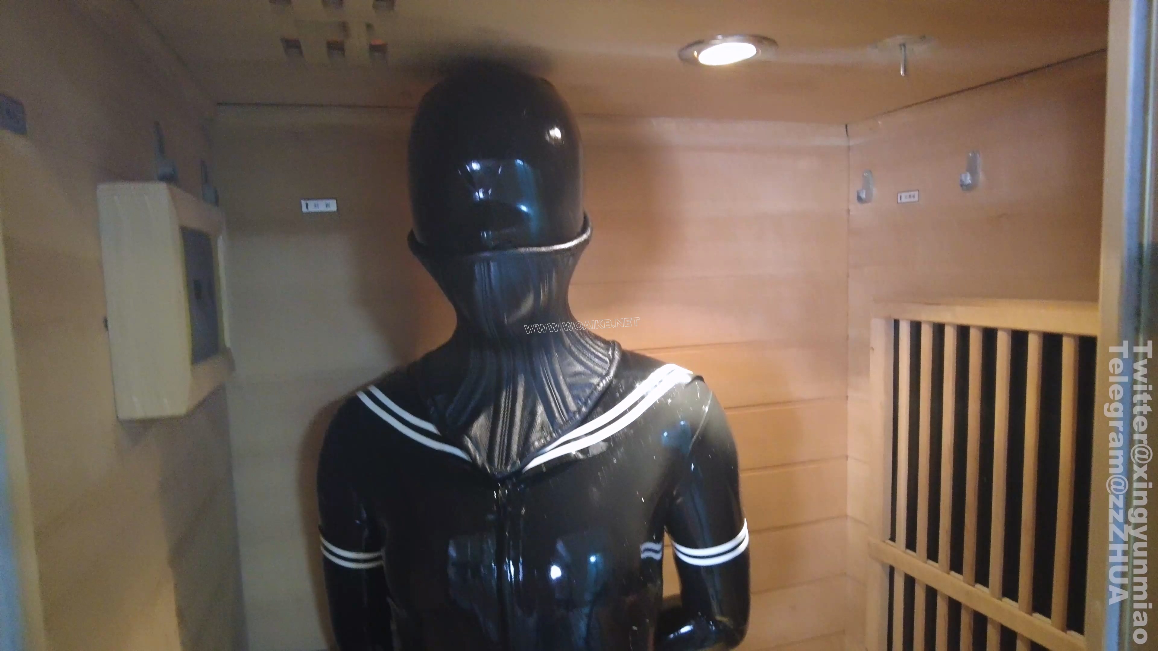 《全包乳胶衣桑拿房呼控闷热play》金属手脚枷，桑拿房调教，严丝密合乳胶衣闷热pla… 封面图