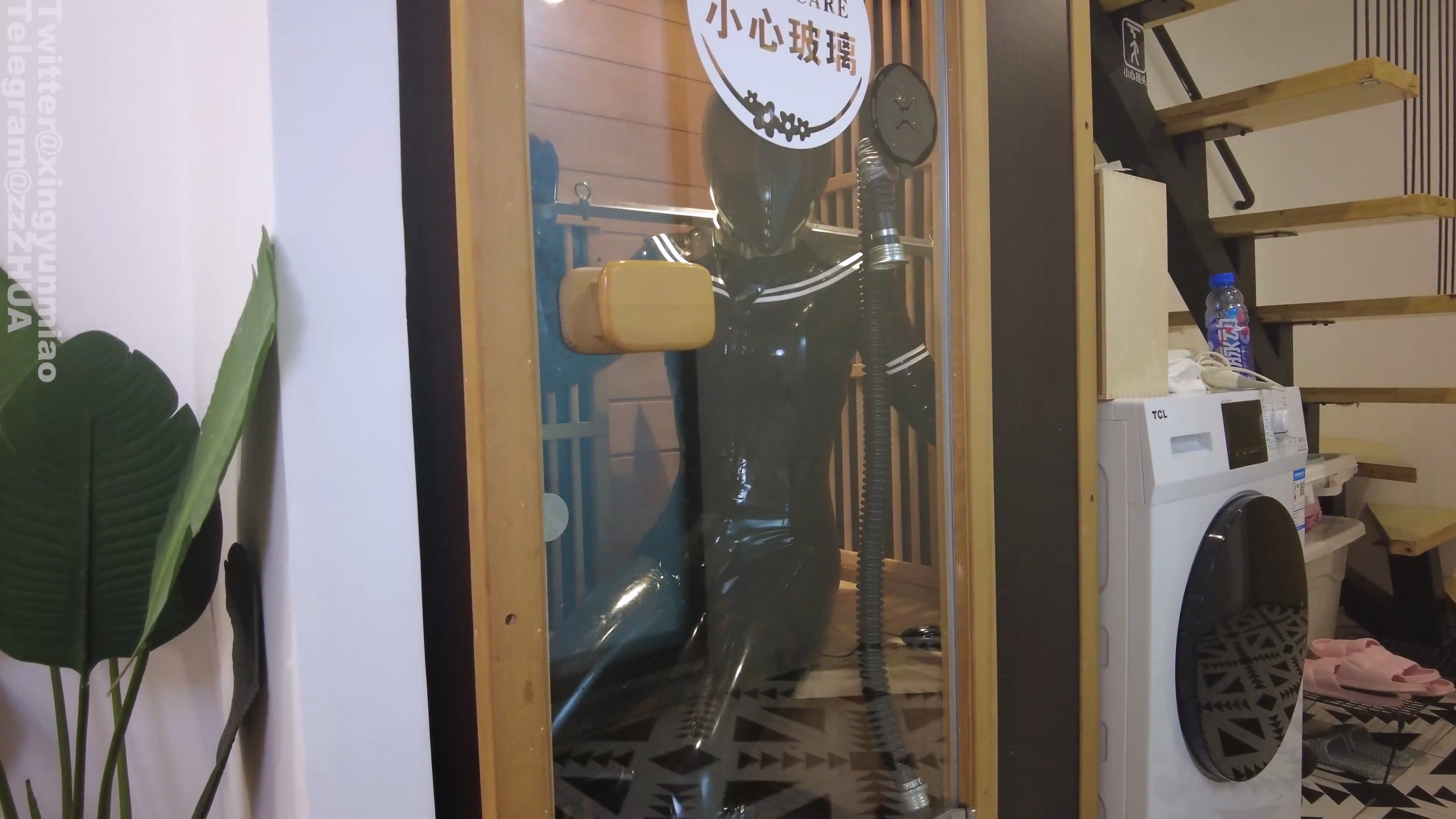 《全包乳胶衣桑拿房呼控闷热play》金属手脚枷，桑拿房调教，严丝密合乳胶衣闷热pla 预览图