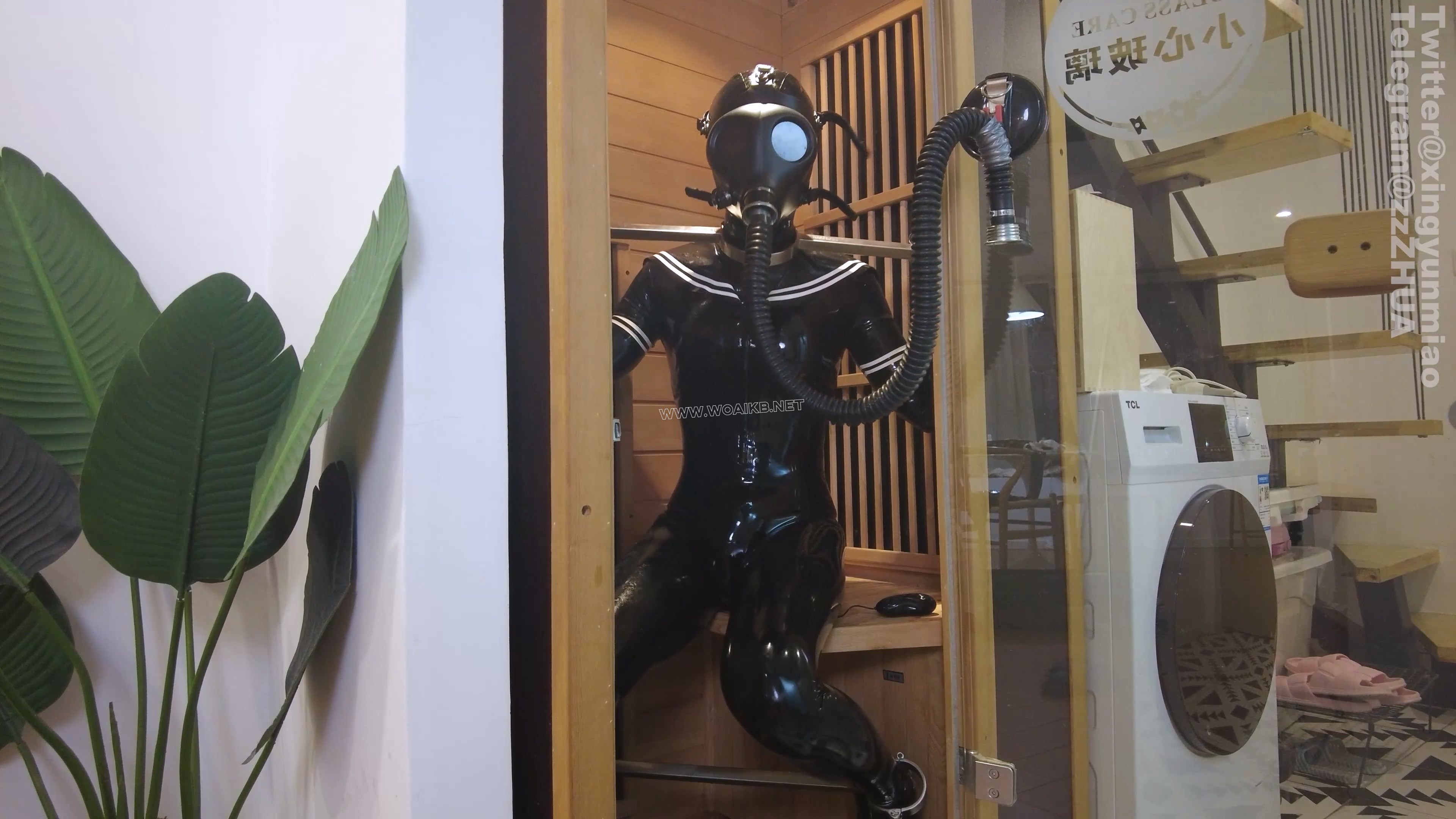 《全包乳胶衣桑拿房呼控闷热play》金属手脚枷，桑拿房调教，严丝密合乳胶衣闷热pla 预览图