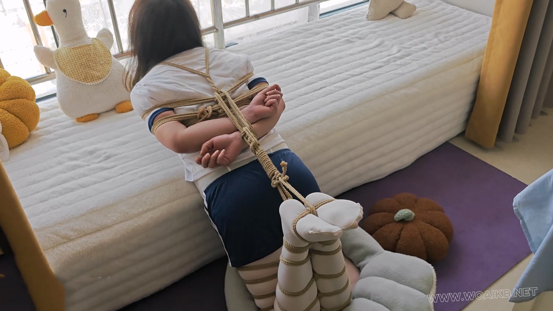 满屏的白丝长腿 绑腿，驷马搬运，白丝脚底特写，挠脚心，驷马立 预览图