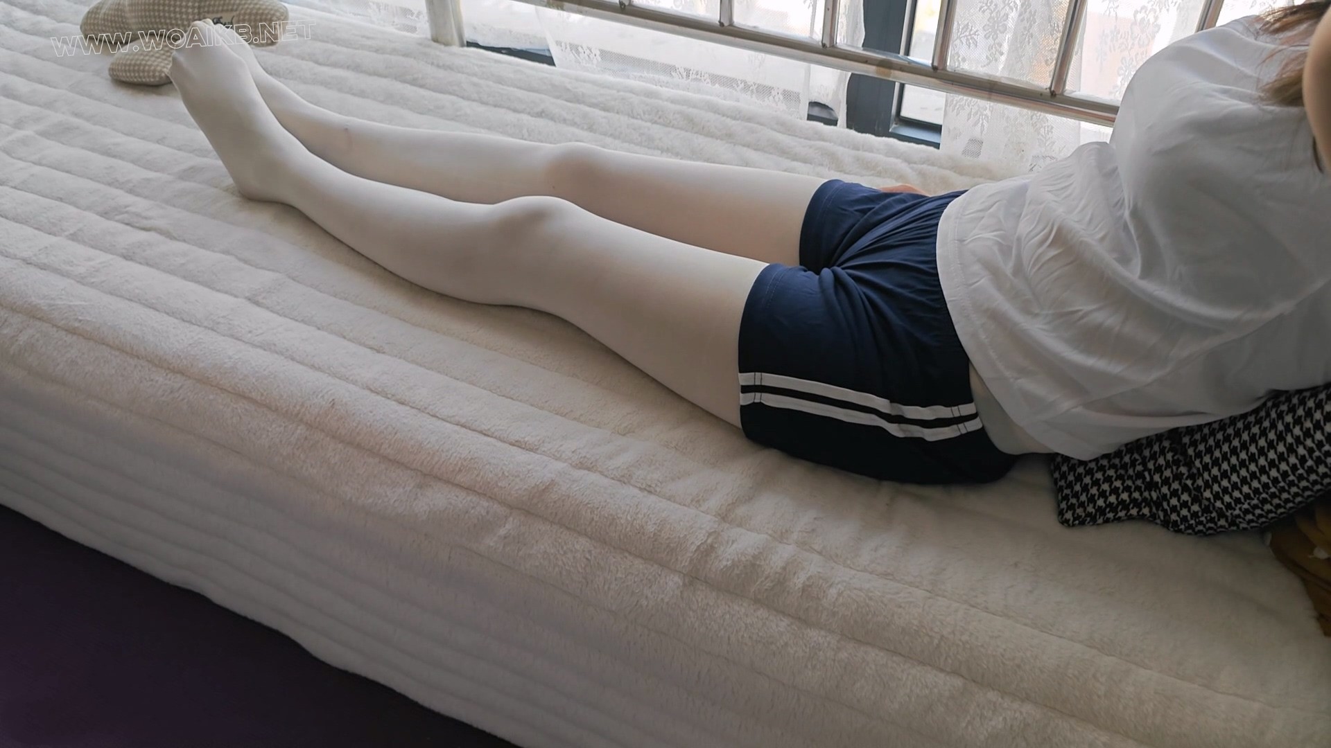 满屏的白丝长腿（续）欢快的白丝小脚 封面图