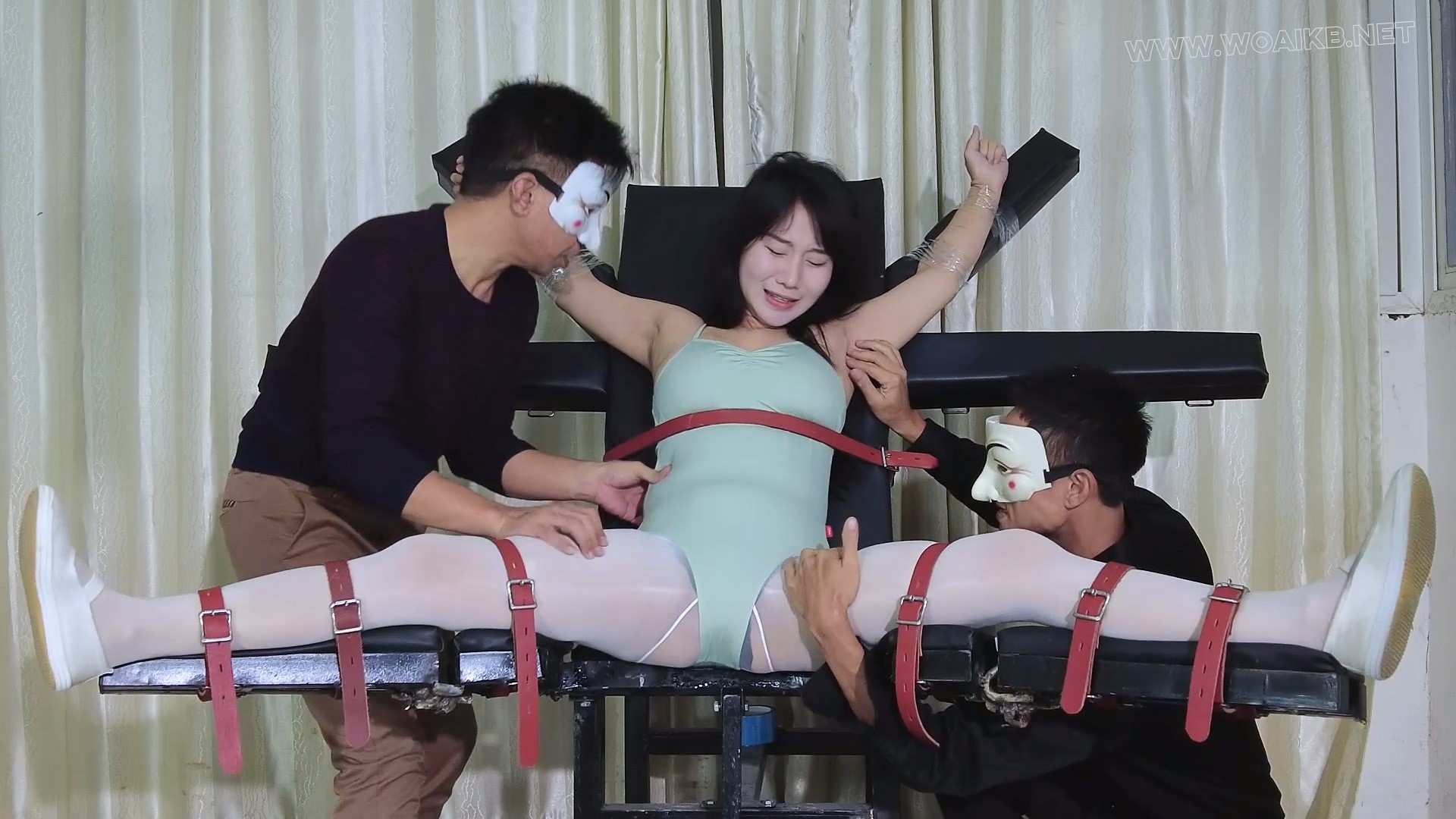 《讨债公司绑人要债》今天又是怕痒的妮娜备受折磨的一天！上次被挠的还没缓过神来 预览图