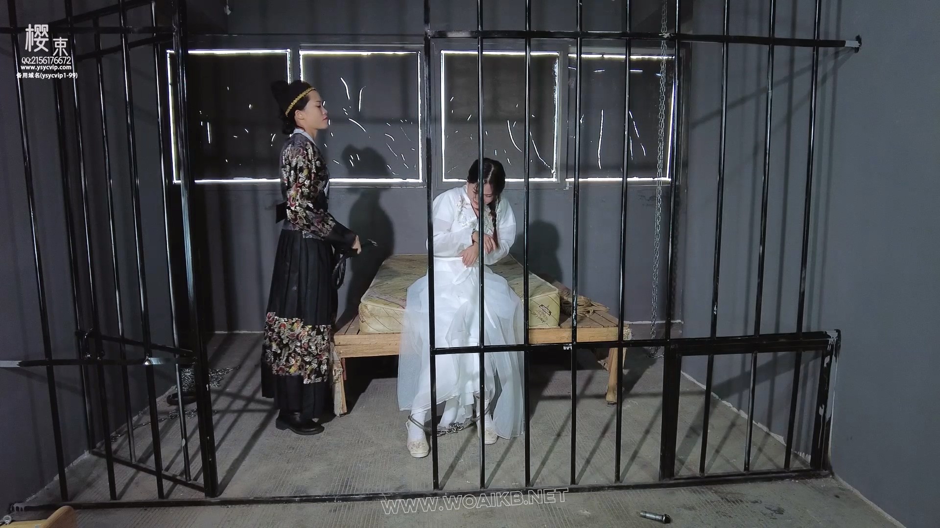 《关押通奸女妃子》古装妃子通奸被抓获关牢房变态审讯！古装白袜牢房大字捆绑变态 预览图