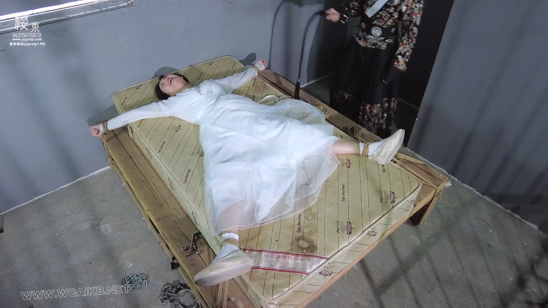 《关押通奸女妃子》古装妃子通奸被抓获关牢房变态审讯！古装白袜牢房大字捆绑变态 预览图