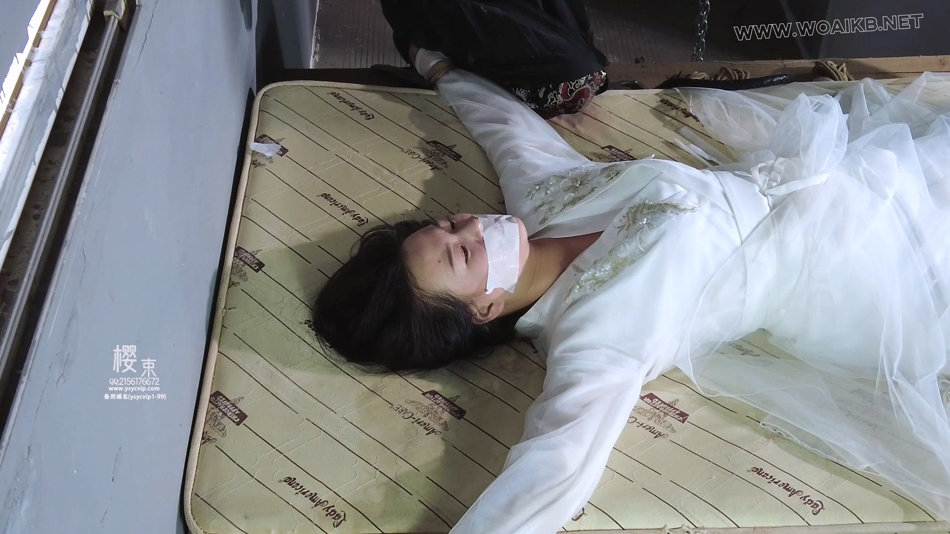 《关押通奸女妃子》古装妃子通奸被抓获关牢房变态审讯！古装白袜牢房大字捆绑变态 预览图