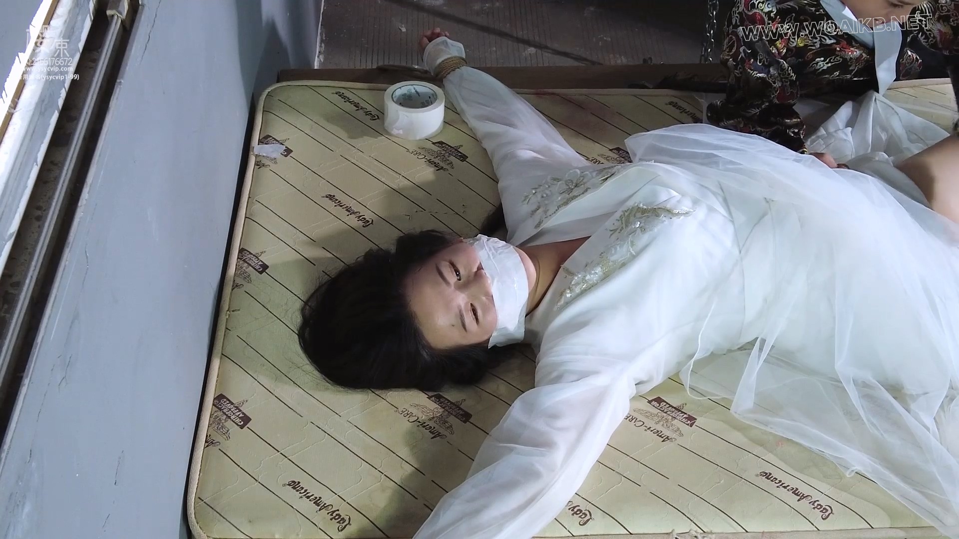 《关押通奸女妃子》古装妃子通奸被抓获关牢房变态审讯！古装白袜牢房大字捆绑变态 预览图