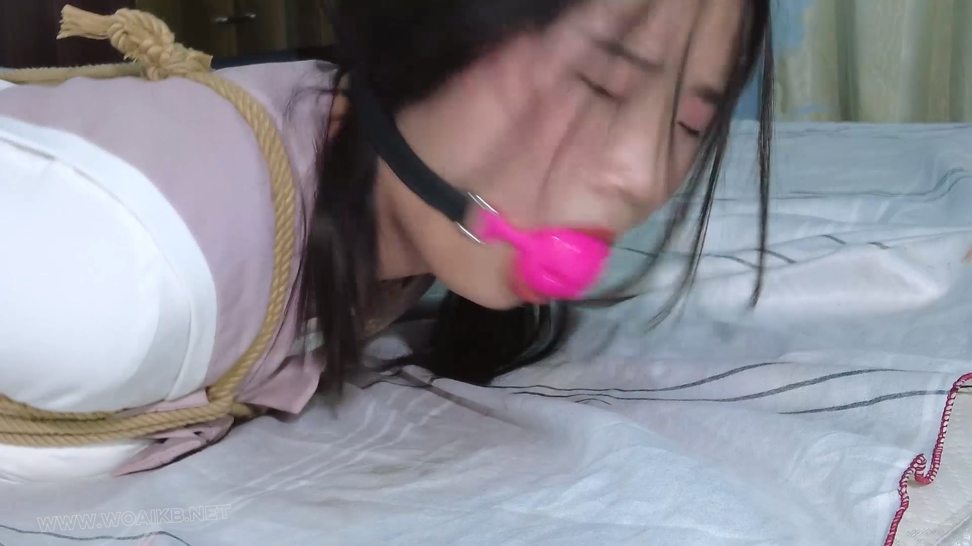 《好不容易说服的在校生来试镜绳模》18岁在校女学生芳芳初尝绳艺驷马试镜！大号口 预览图