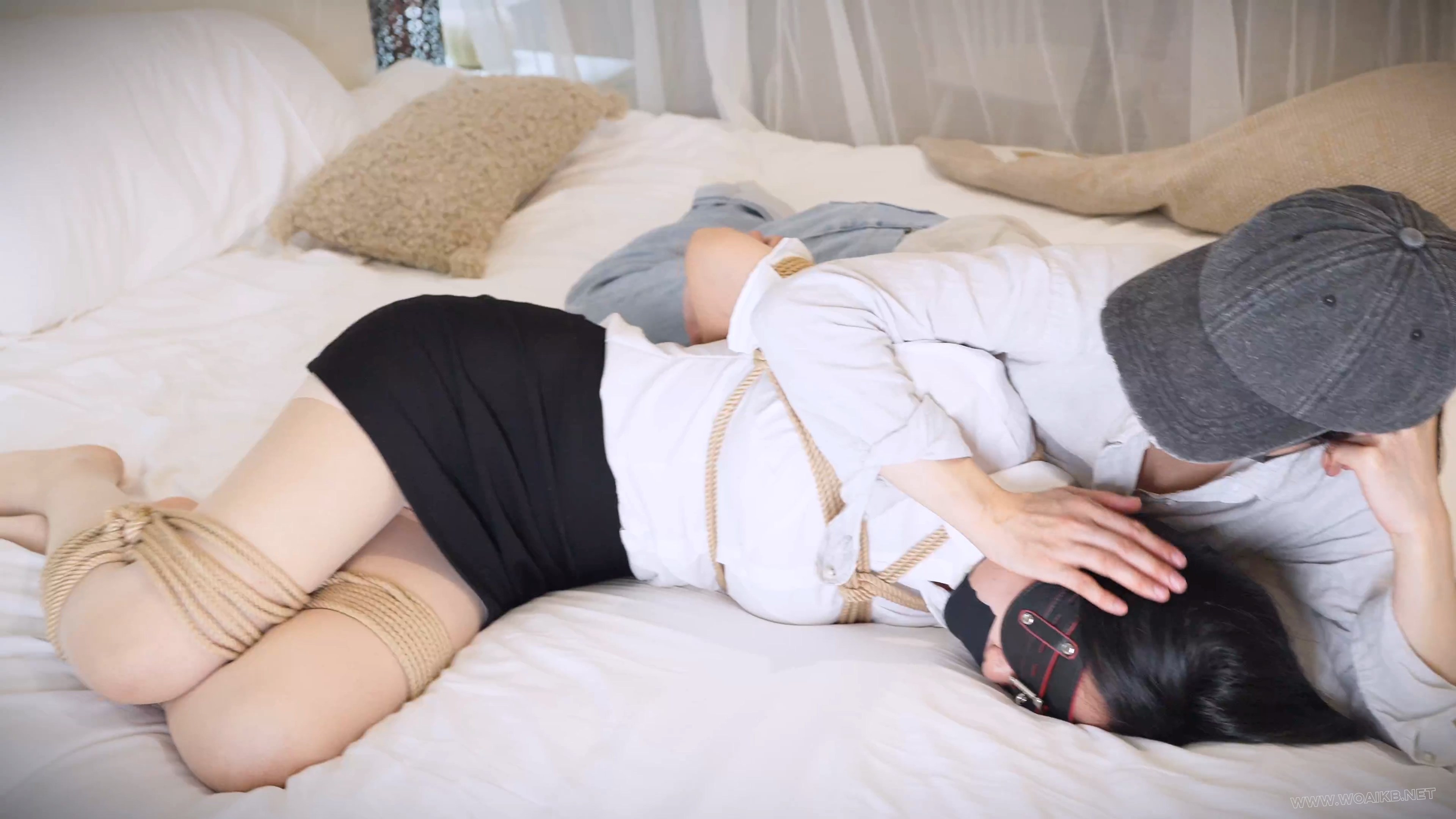 《约绳日记3》OL装小姐姐被开腿捆绑，肆意玩弄，一双肉丝美腿任人抚摸，随意揉捏， 预览图