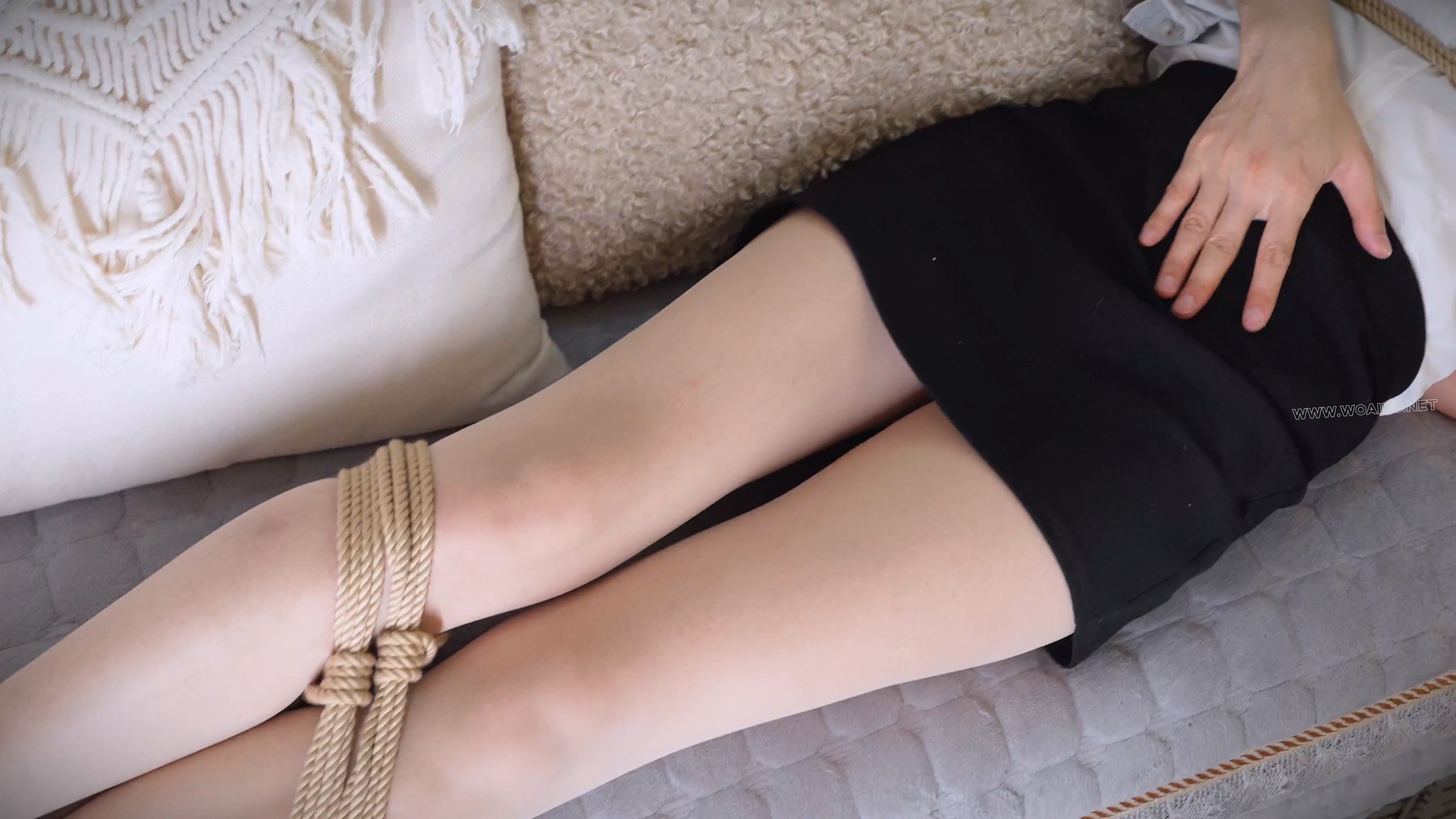 《约绳日记3》OL装小姐姐被开腿捆绑，肆意玩弄，一双肉丝美腿任人抚摸，随意揉捏， 预览图
