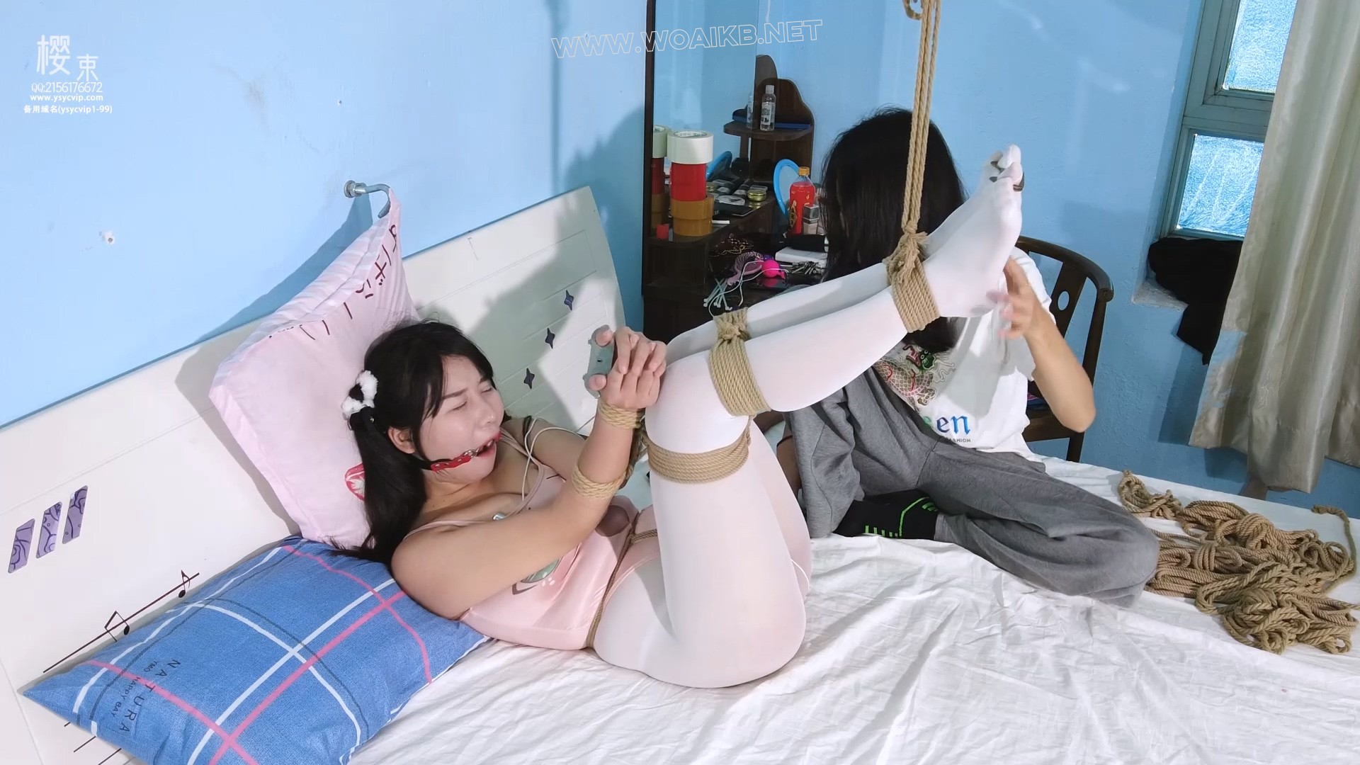 《套路可爱小妹妹》双马尾内空死库水白丝小妹妹被手脚连绑拇指扣紧扣脚趾和手指！ 预览图