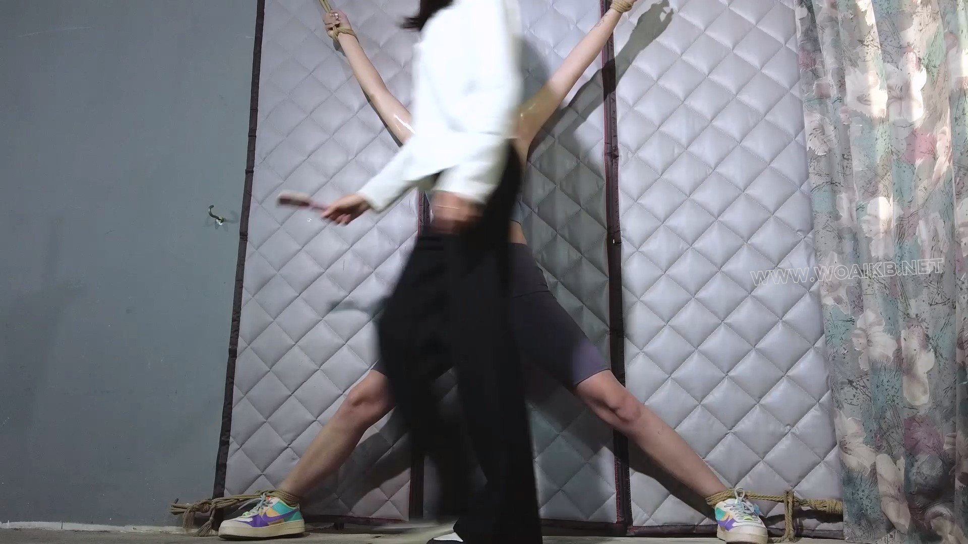 《被隐形TK门惩罚痒到喊妈妈救命》瑜伽服马具口球开口器隐形TK门大字捆绑魔鬼式挠 预览图