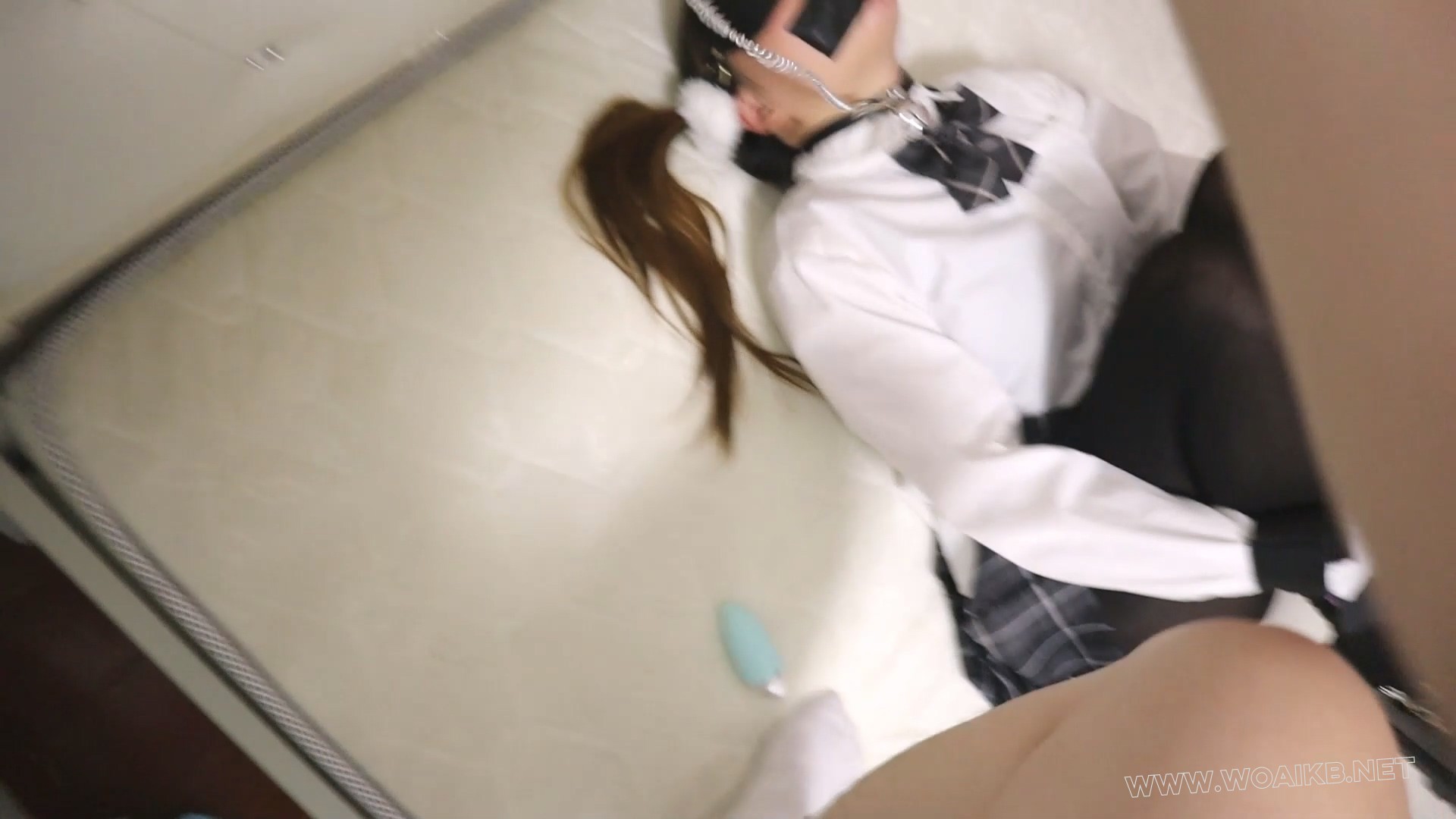 拘束套控制着JK黑丝少女玥，再加上玩具的控制，一边挠着一边鞭打，惨叫是很动人的音乐 预览图